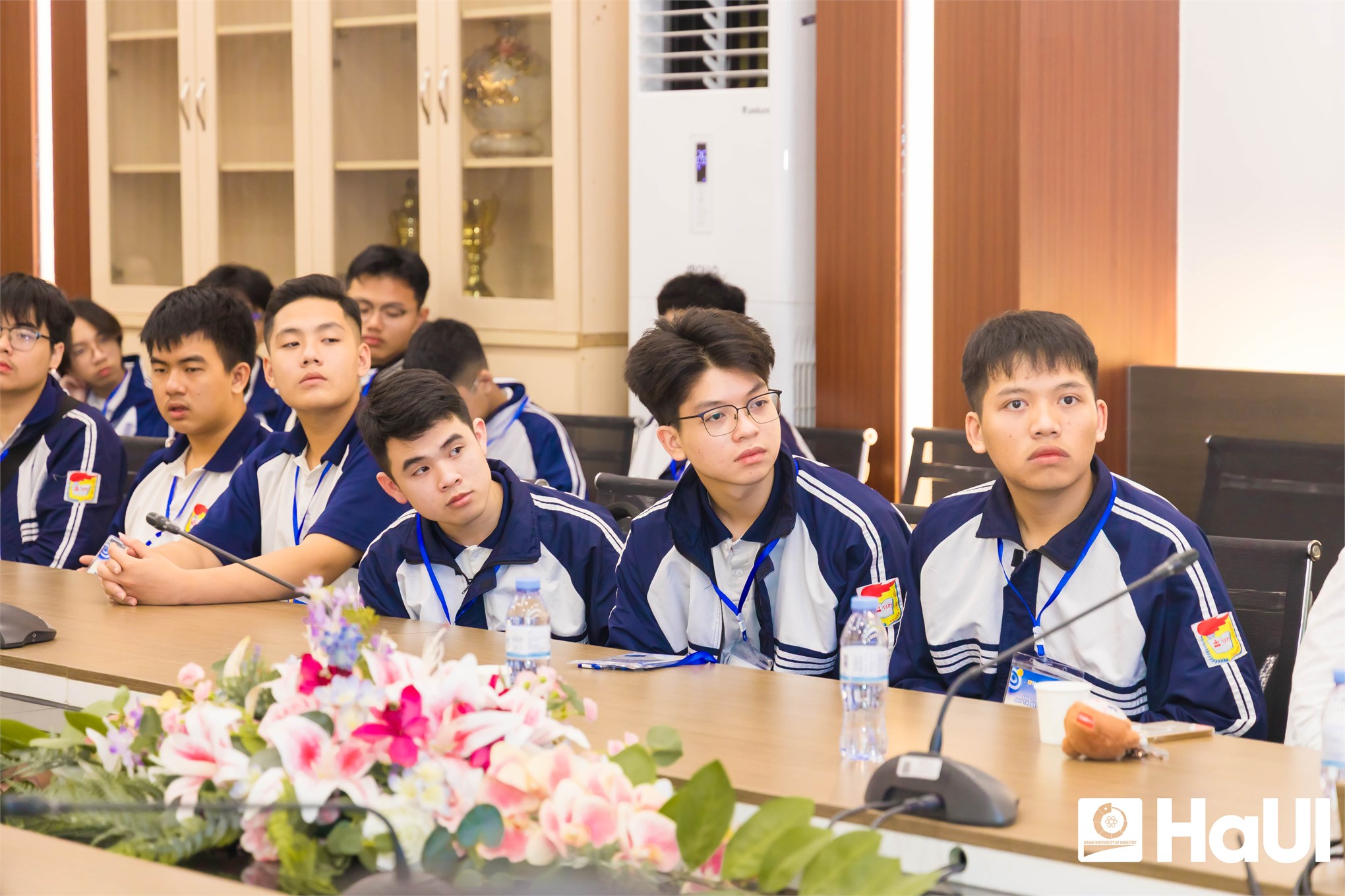 Tham quan, trải nghiệm và thi đấu Robot mini: Mô hình truyền cảm hứng chọn ngành tại Trường Điện - Điện tử, thuộc HaUI