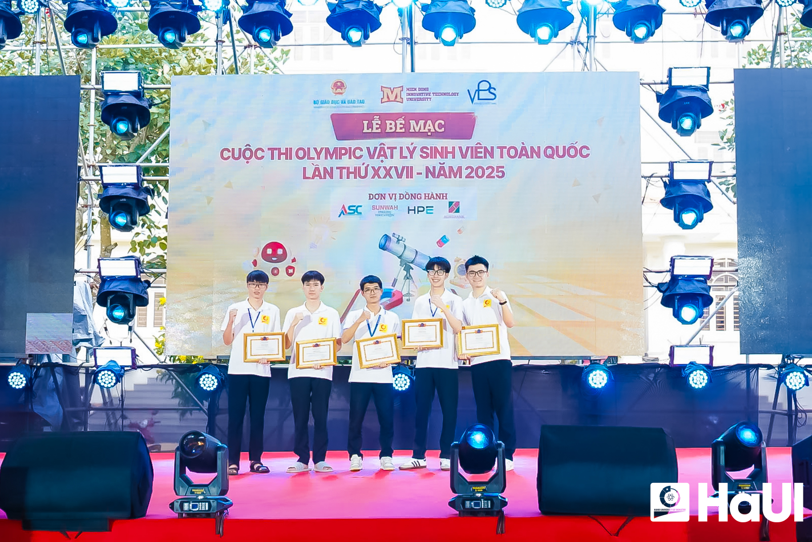 Sinh viên Đại học Công nghiệp Hà Nội đạt giải Nhì toàn đoàn cuộc thi Olympic Vật lý sinh viên toàn quốc lần thứ 27