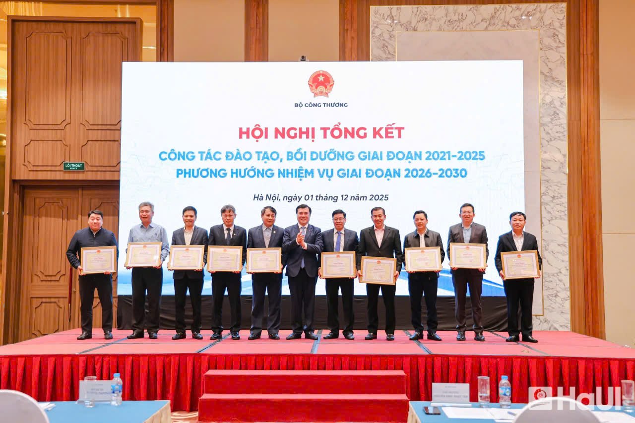 Hội nghị Tổng kết công tác đào tạo, bồi dưỡng của Bộ Công Thương: Dấu ấn HaUI giai đoạn 2021–2025 và vinh danh 12 Nhà giáo được công nhận đạt chuẩn chức danh Phó Giáo sư năm 2025