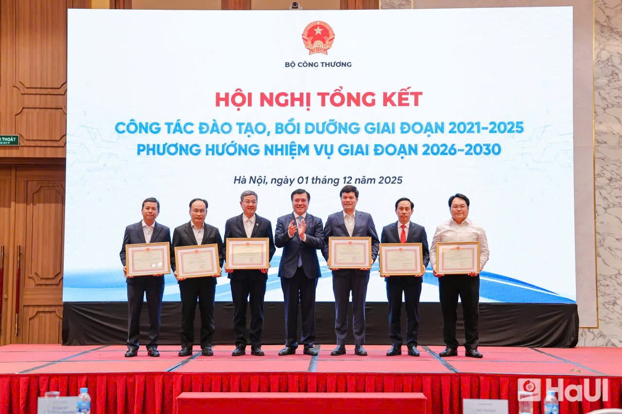 Hội nghị Tổng kết công tác đào tạo, bồi dưỡng của Bộ Công Thương: Dấu ấn HaUI giai đoạn 2021–2025 và vinh danh 12 Nhà giáo được công nhận đạt chuẩn chức danh Phó Giáo sư năm 2025