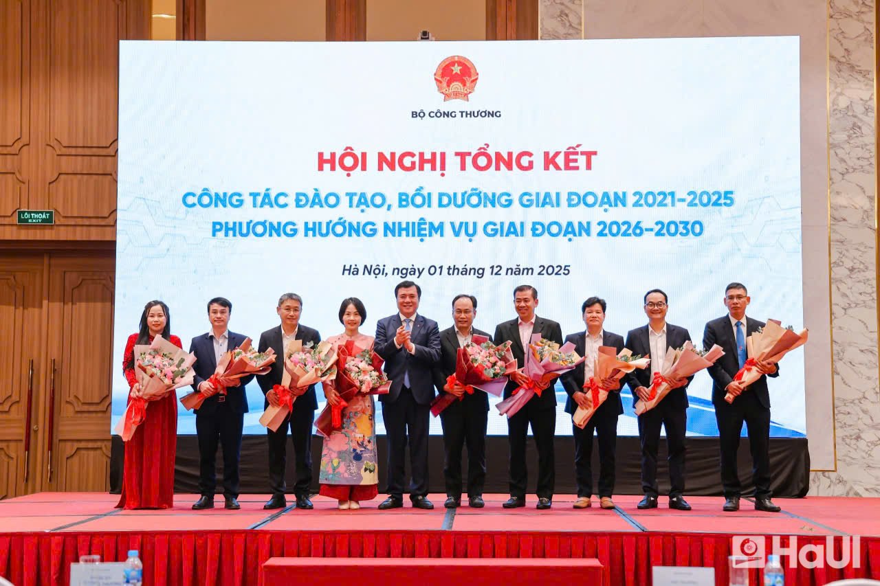 Hội nghị Tổng kết công tác đào tạo, bồi dưỡng của Bộ Công Thương: Dấu ấn HaUI giai đoạn 2021–2025 và vinh danh 12 Nhà giáo được công nhận đạt chuẩn chức danh Phó Giáo sư năm 2025