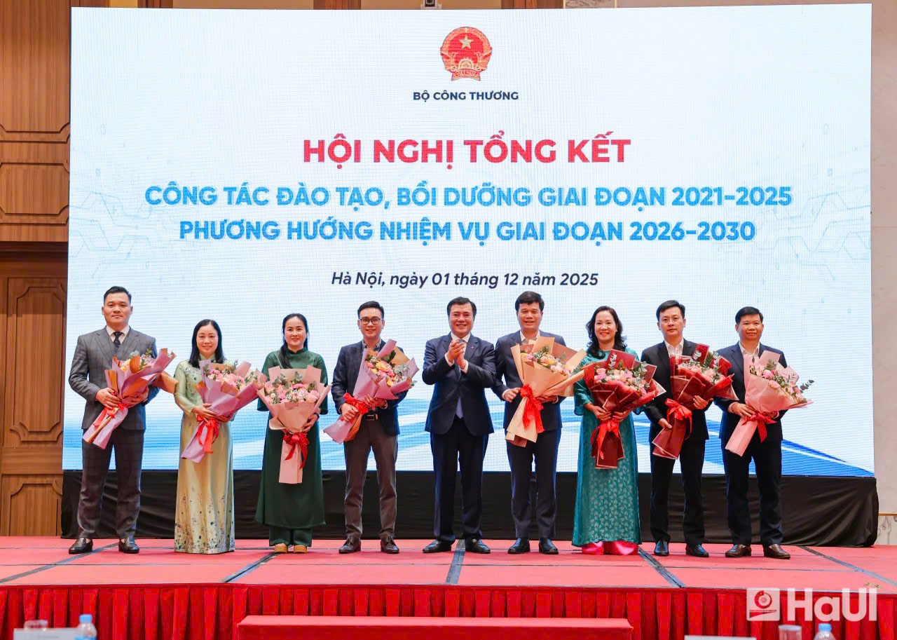 Hội nghị Tổng kết công tác đào tạo, bồi dưỡng của Bộ Công Thương: Dấu ấn HaUI giai đoạn 2021–2025 và vinh danh 12 Nhà giáo được công nhận đạt chuẩn chức danh Phó Giáo sư năm 2025