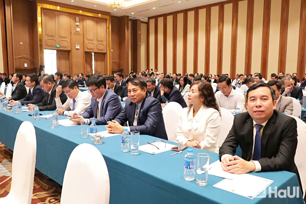 Hội nghị Tổng kết công tác đào tạo, bồi dưỡng của Bộ Công Thương: Dấu ấn HaUI giai đoạn 2021–2025 và vinh danh 12 Nhà giáo được công nhận đạt chuẩn chức danh Phó Giáo sư năm 2025