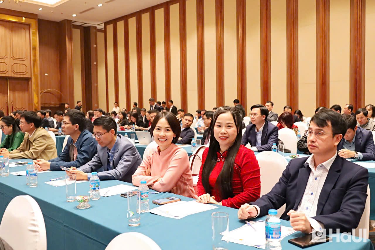 Hội nghị Tổng kết công tác đào tạo, bồi dưỡng của Bộ Công Thương: Dấu ấn HaUI giai đoạn 2021–2025 và vinh danh 12 Nhà giáo được công nhận đạt chuẩn chức danh Phó Giáo sư năm 2025