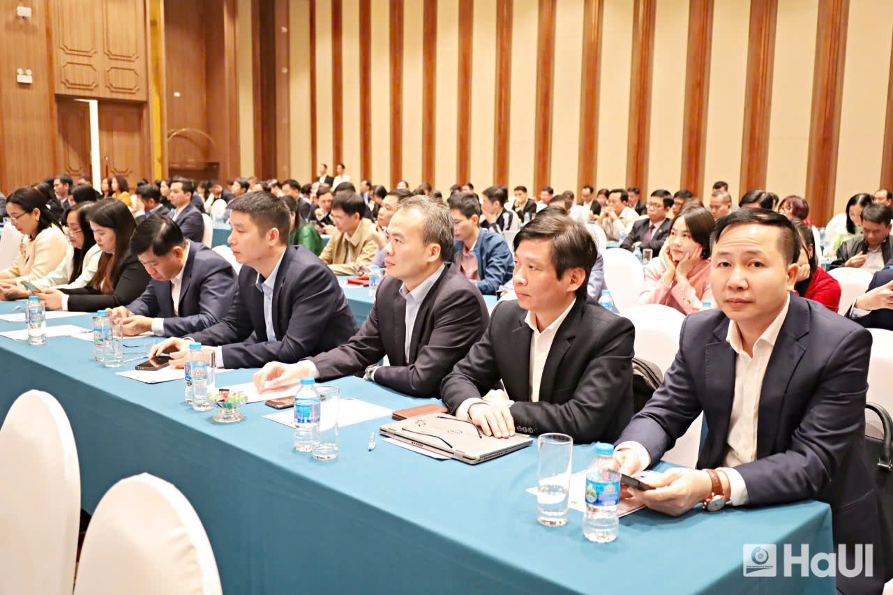 Hội nghị Tổng kết công tác đào tạo, bồi dưỡng của Bộ Công Thương: Dấu ấn HaUI giai đoạn 2021–2025 và vinh danh 12 Nhà giáo được công nhận đạt chuẩn chức danh Phó Giáo sư năm 2025