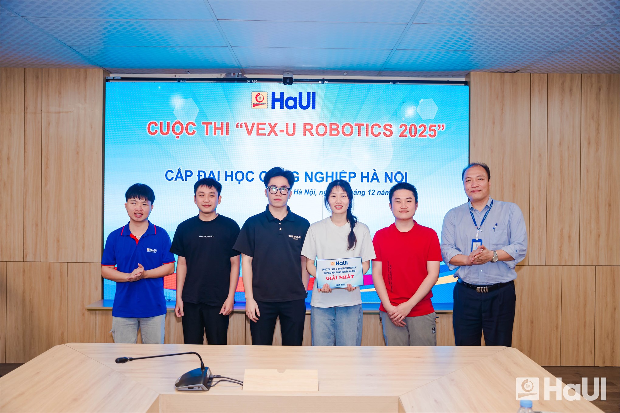 Đội tuyển SMAE3 vô địch VEX-U ROBOTIC 2025 cấp trường