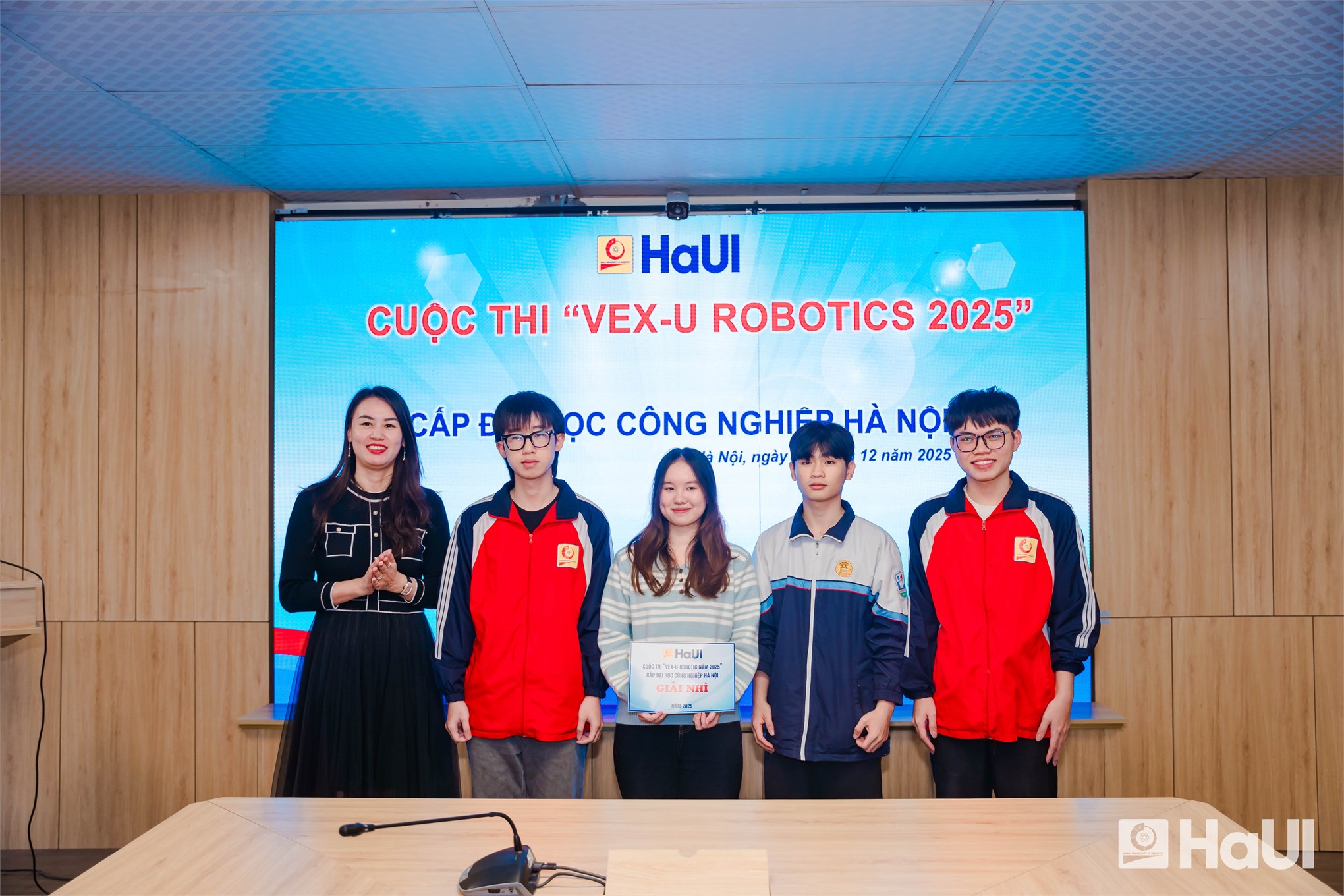 Đội tuyển SMAE3 vô địch VEX-U ROBOTIC 2025 cấp trường