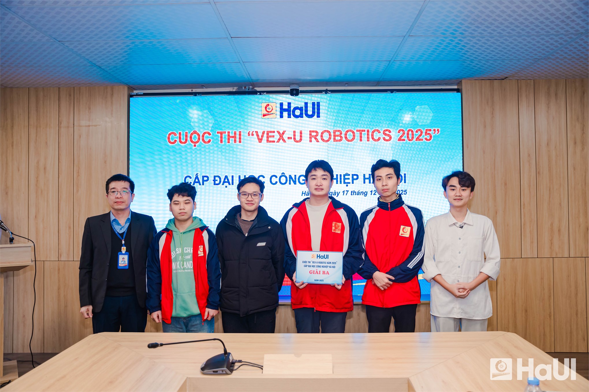 Đội tuyển SMAE3 vô địch VEX-U ROBOTIC 2025 cấp trường