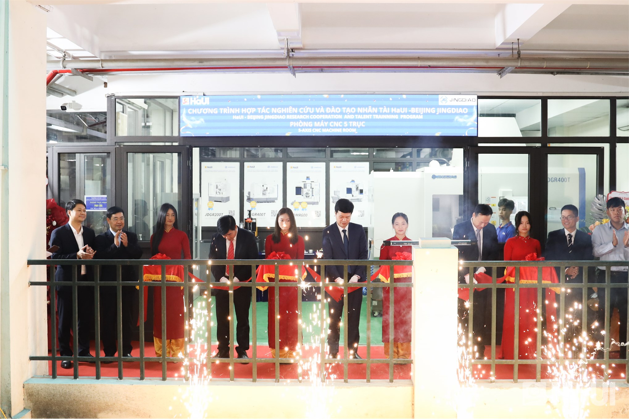 HaUI tiếp nhận, khánh thành Phòng máy CNC 5 trục: Đòn bẩy cho đào tạo, nghiên cứu và chuyển giao công nghệ.