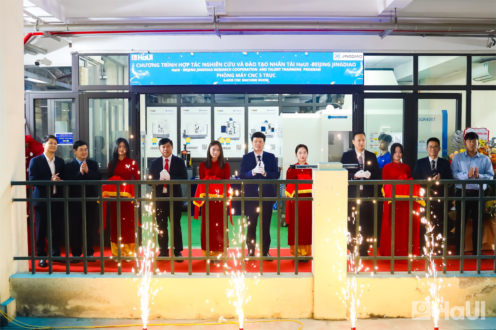 HaUI tiếp nhận, khánh thành Phòng máy CNC 5 trục: Đòn bẩy cho đào tạo, nghiên cứu và chuyển giao công nghệ.