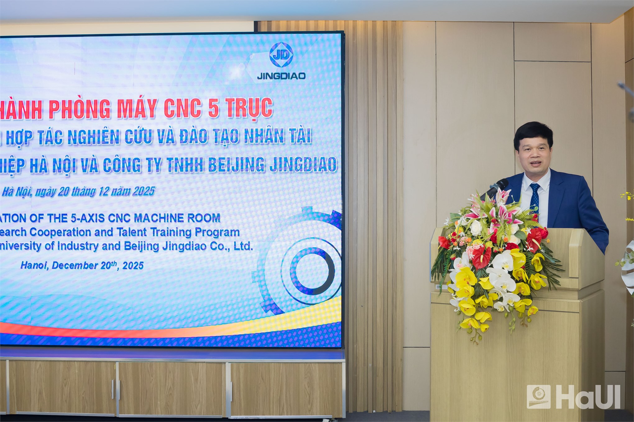 HaUI tiếp nhận, khánh thành Phòng máy CNC 5 trục: Đòn bẩy cho đào tạo, nghiên cứu và chuyển giao công nghệ.