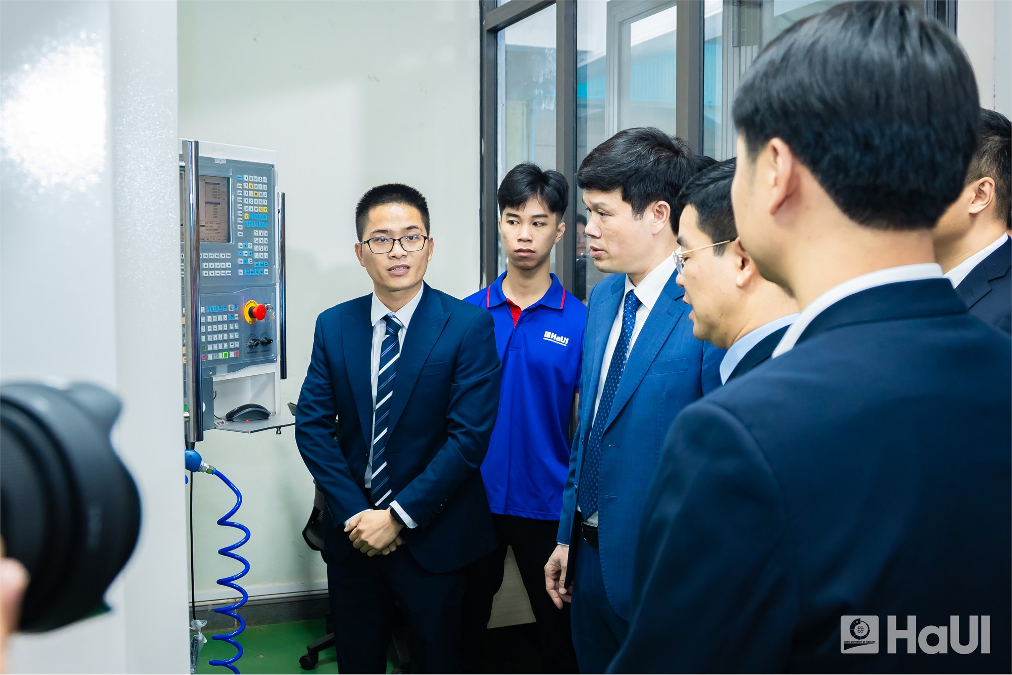 HaUI tiếp nhận, khánh thành Phòng máy CNC 5 trục: Đòn bẩy cho đào tạo, nghiên cứu và chuyển giao công nghệ.
