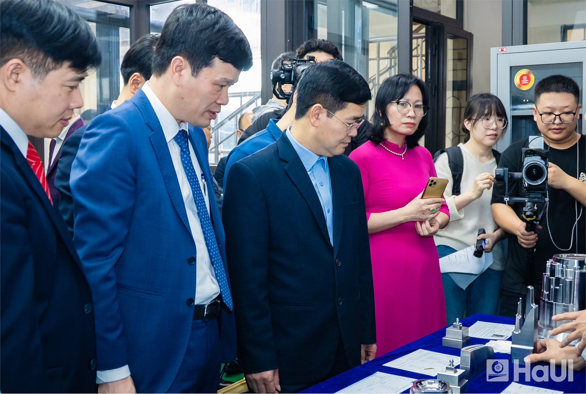 HaUI tiếp nhận, khánh thành Phòng máy CNC 5 trục: Đòn bẩy cho đào tạo, nghiên cứu và chuyển giao công nghệ.