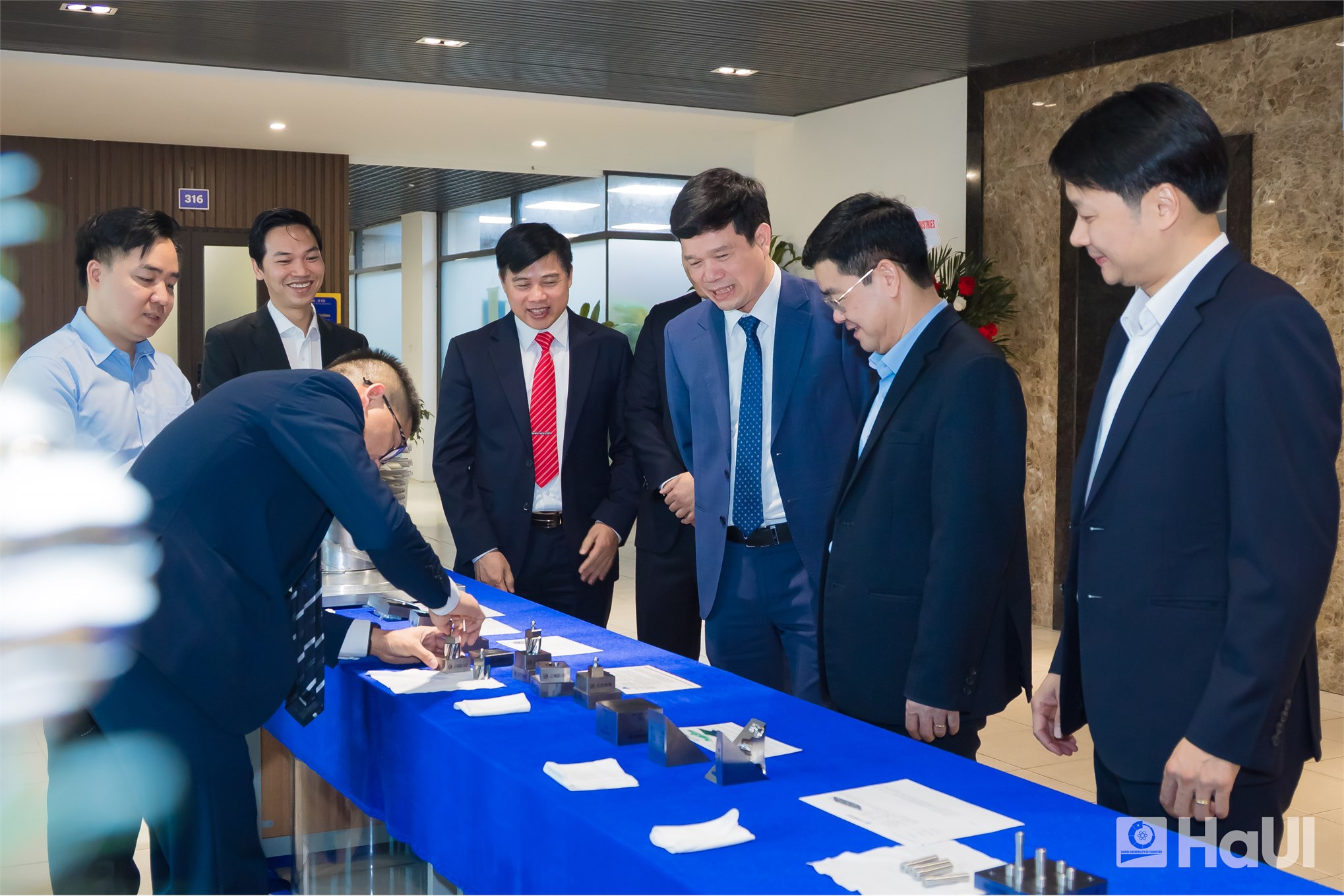 HaUI tiếp nhận, khánh thành Phòng máy CNC 5 trục: Đòn bẩy cho đào tạo, nghiên cứu và chuyển giao công nghệ.