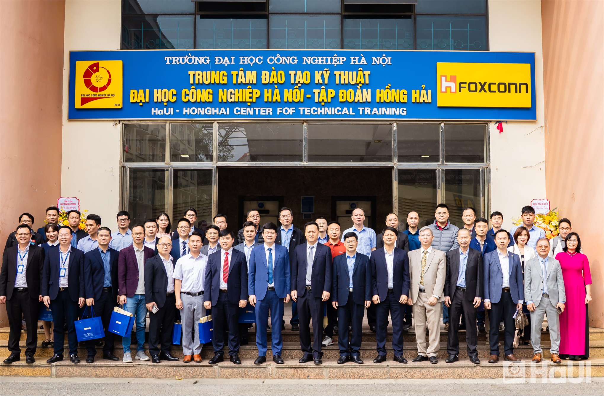 HaUI tiếp nhận, khánh thành Phòng máy CNC 5 trục: Đòn bẩy cho đào tạo, nghiên cứu và chuyển giao công nghệ.