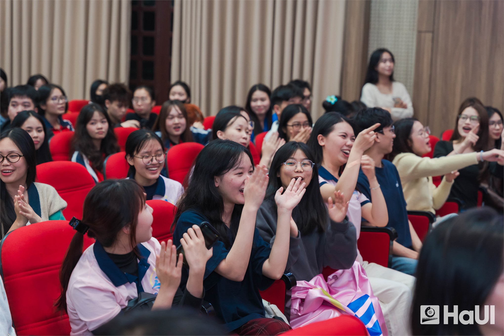 Chung kết “King & Queen of SE 2025”: tỏa sáng từ trí tuệ và bản lĩnh