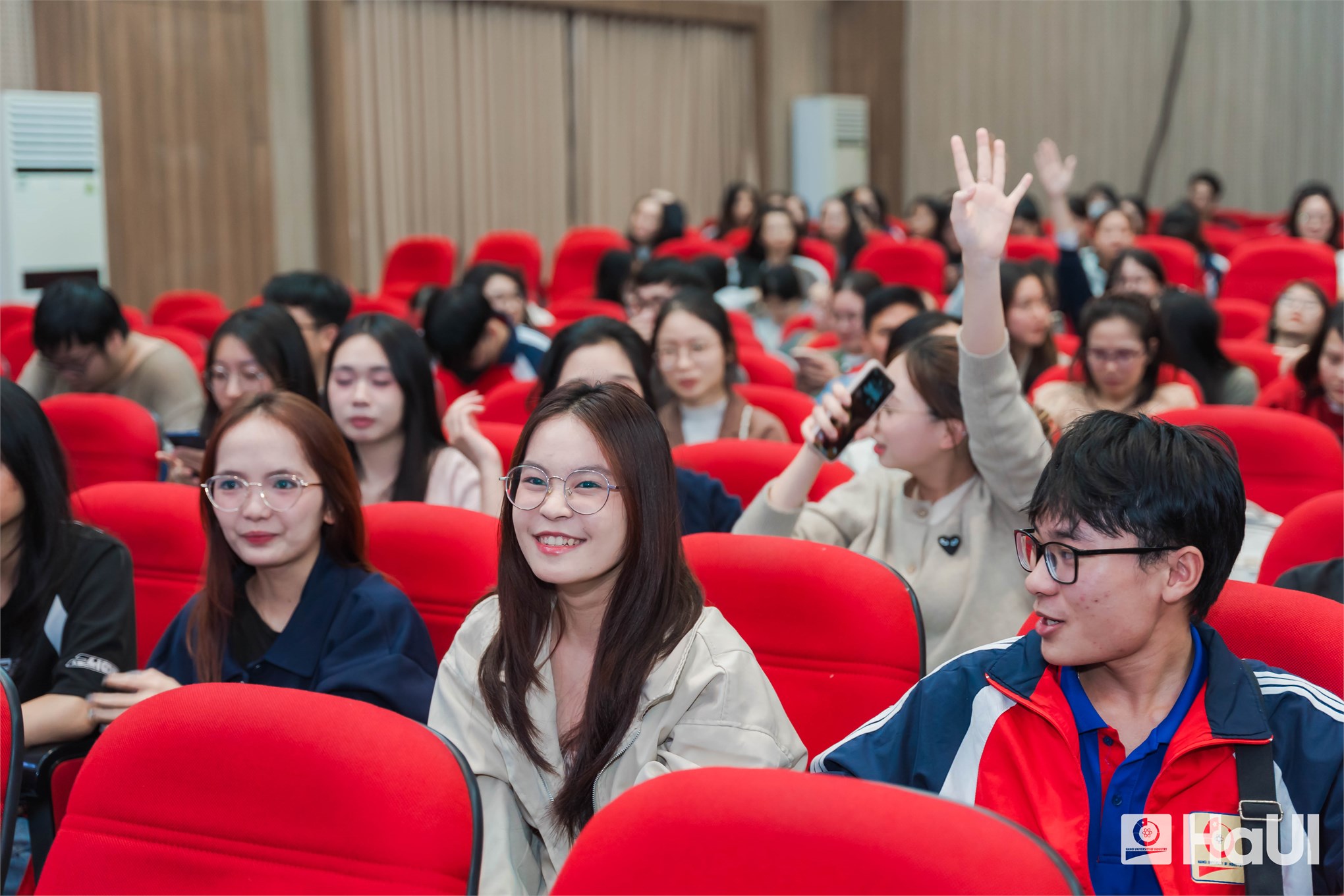 Chung kết “King & Queen of SE 2025”: tỏa sáng từ trí tuệ và bản lĩnh