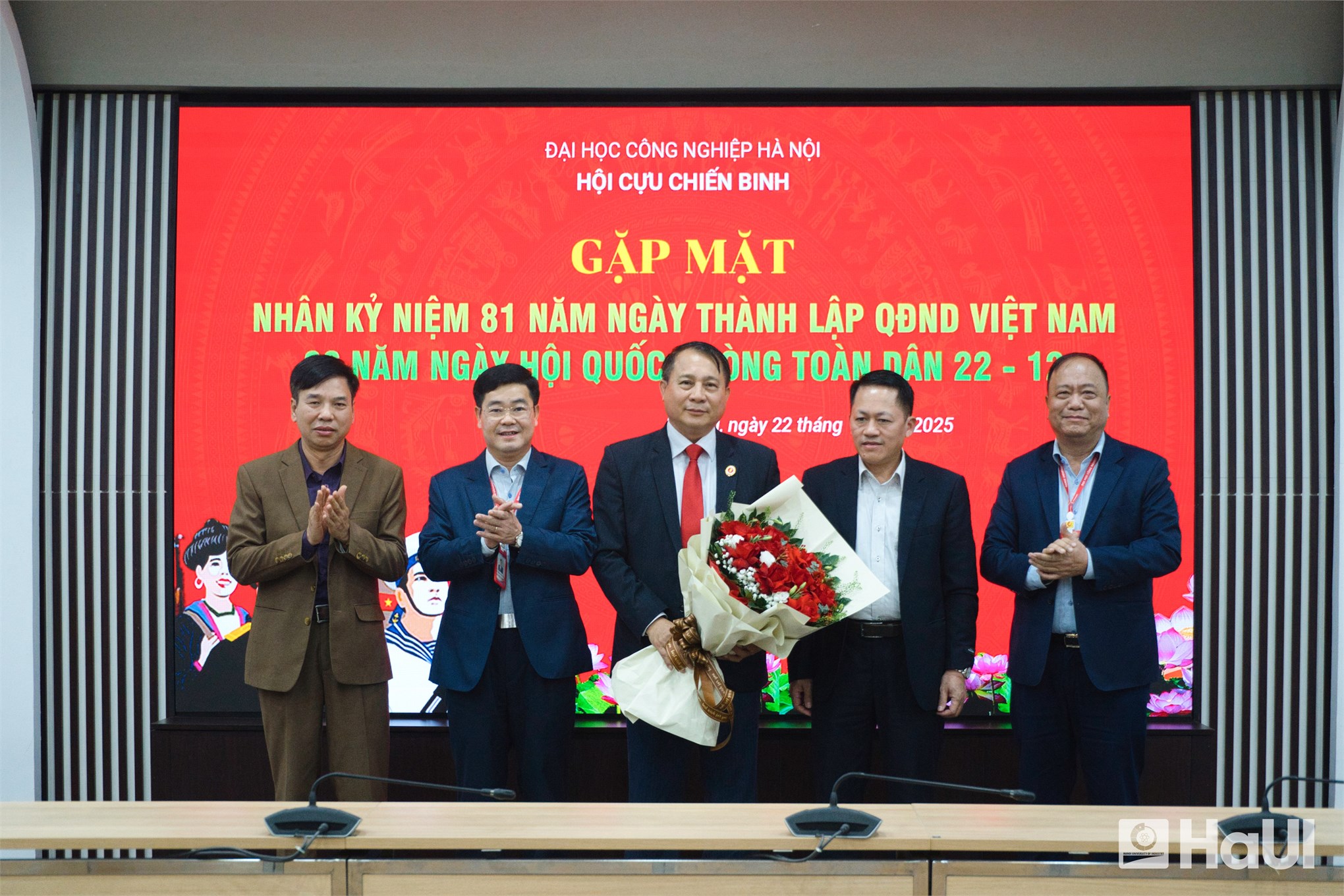 Viết tiếp khúc quân hành “bộ đội Cụ Hồ” dưới mái trường Đại học Công nghiệp Hà Nội