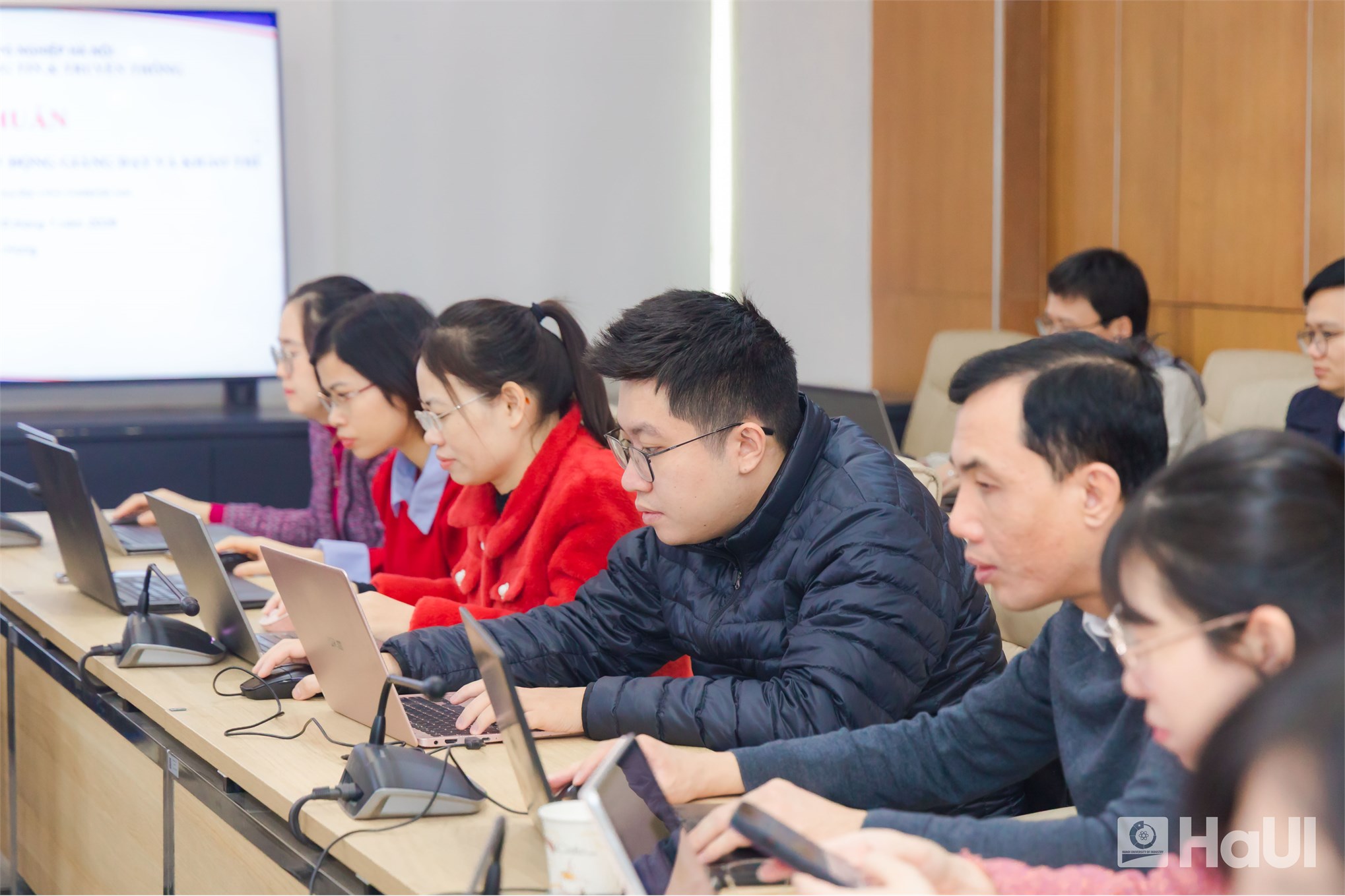 Đại học Công nghiệp Hà Nội tổ chức tập huấn ứng dụng AI trong việc hỗ trợ giảng dạy và đánh giá kết quả học tập