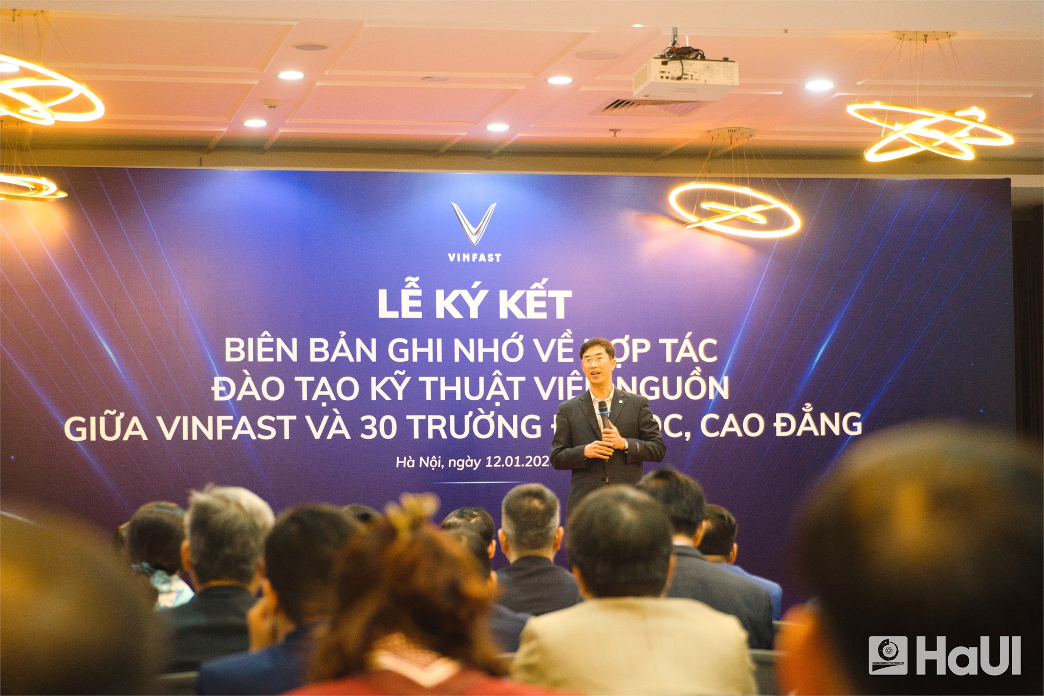 Đại học Công nghiệp Hà Nội hợp tác với VinFast đào tạo nhân lực sản xuất phương tiện xanh