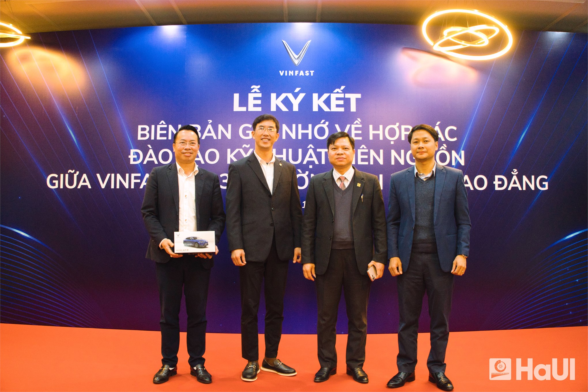 Đại học Công nghiệp Hà Nội hợp tác với VinFast đào tạo nhân lực sản xuất phương tiện xanh