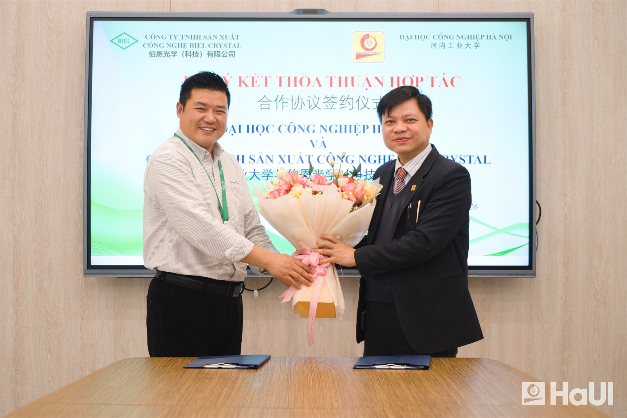 Đại học Công nghiệp Hà Nội và Biel Crystal ký kết thỏa thuận hợp tác đào tạo và tuyển dụng nguồn nhân lực chất lượng cao