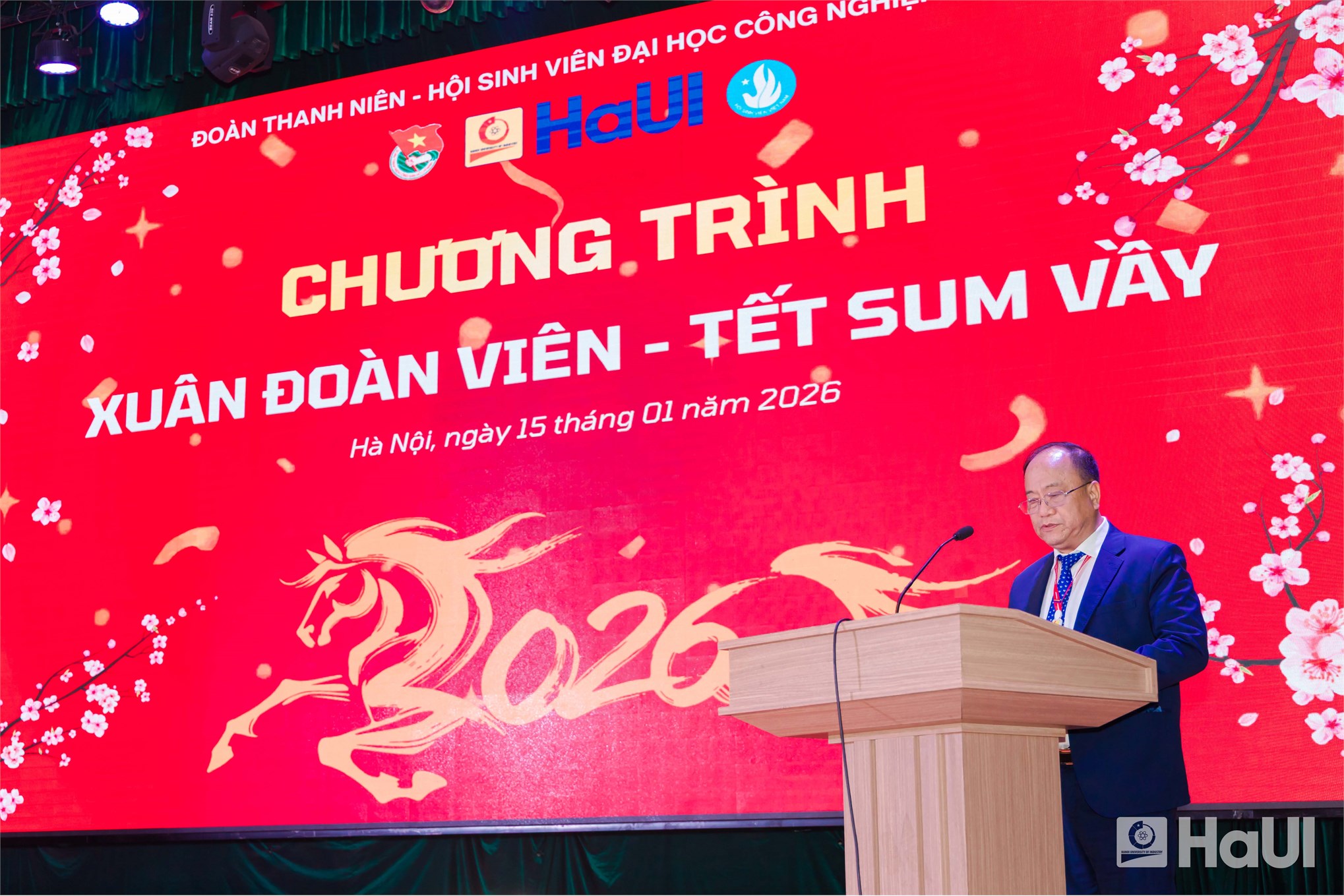 HaUI trao tặng 360 suất quà Tết trong chương trình “Xuân đoàn viên– Tết sum vầy” năm 2026