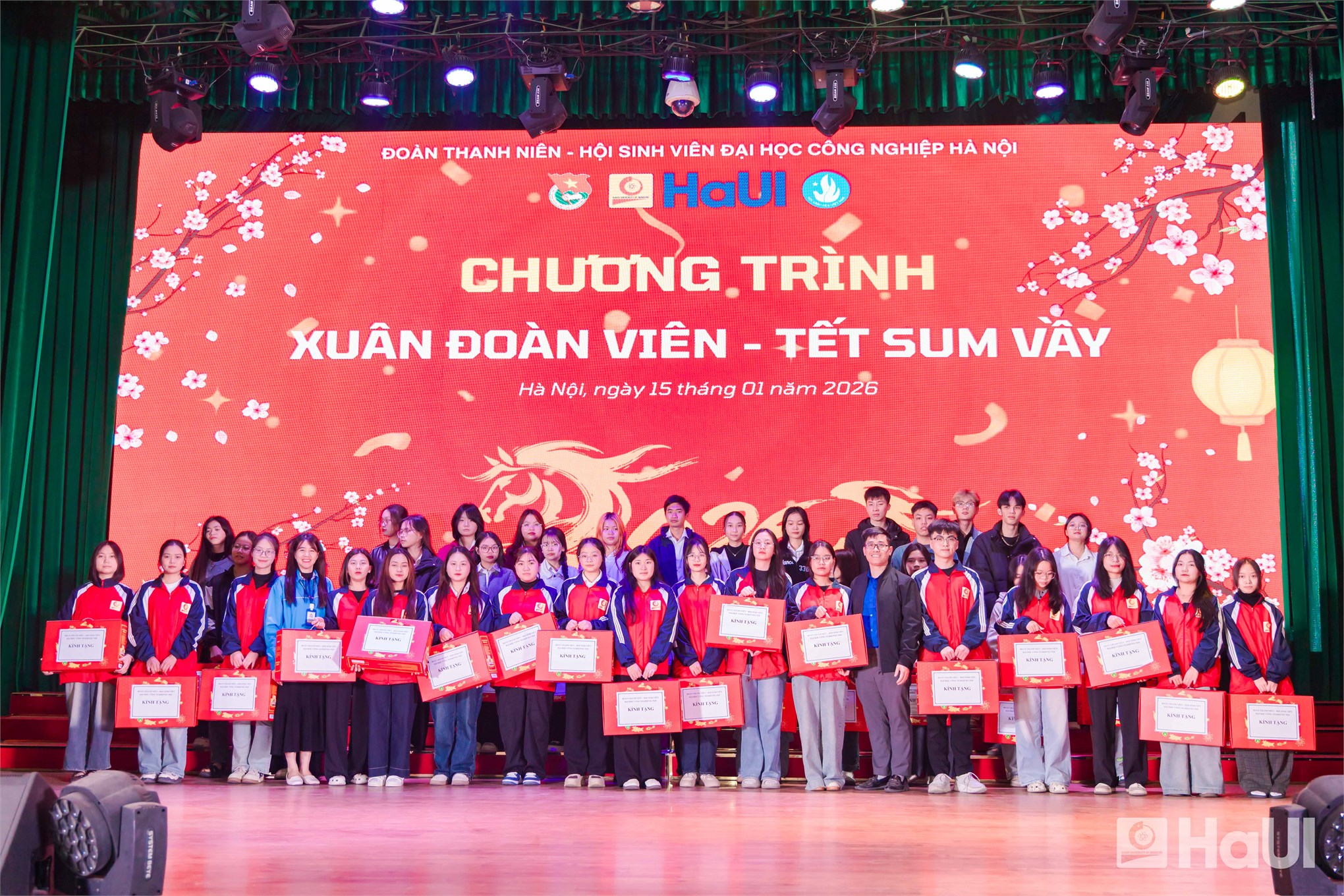 HaUI trao tặng 360 suất quà Tết trong chương trình “Xuân đoàn viên– Tết sum vầy” năm 2026