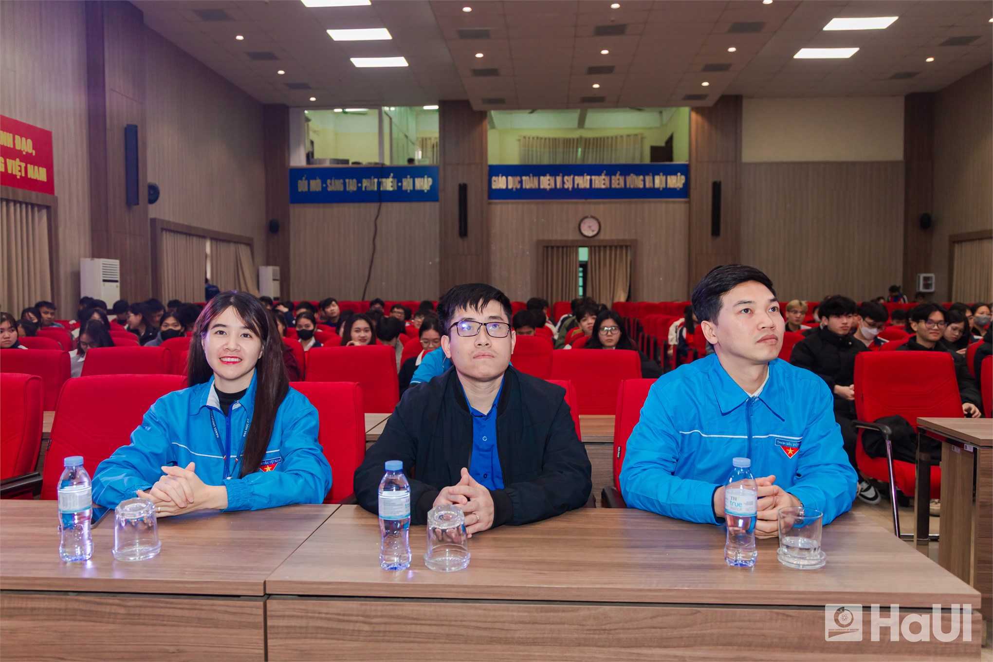 HaUI trao tặng 360 suất quà Tết trong chương trình “Xuân đoàn viên– Tết sum vầy” năm 2026