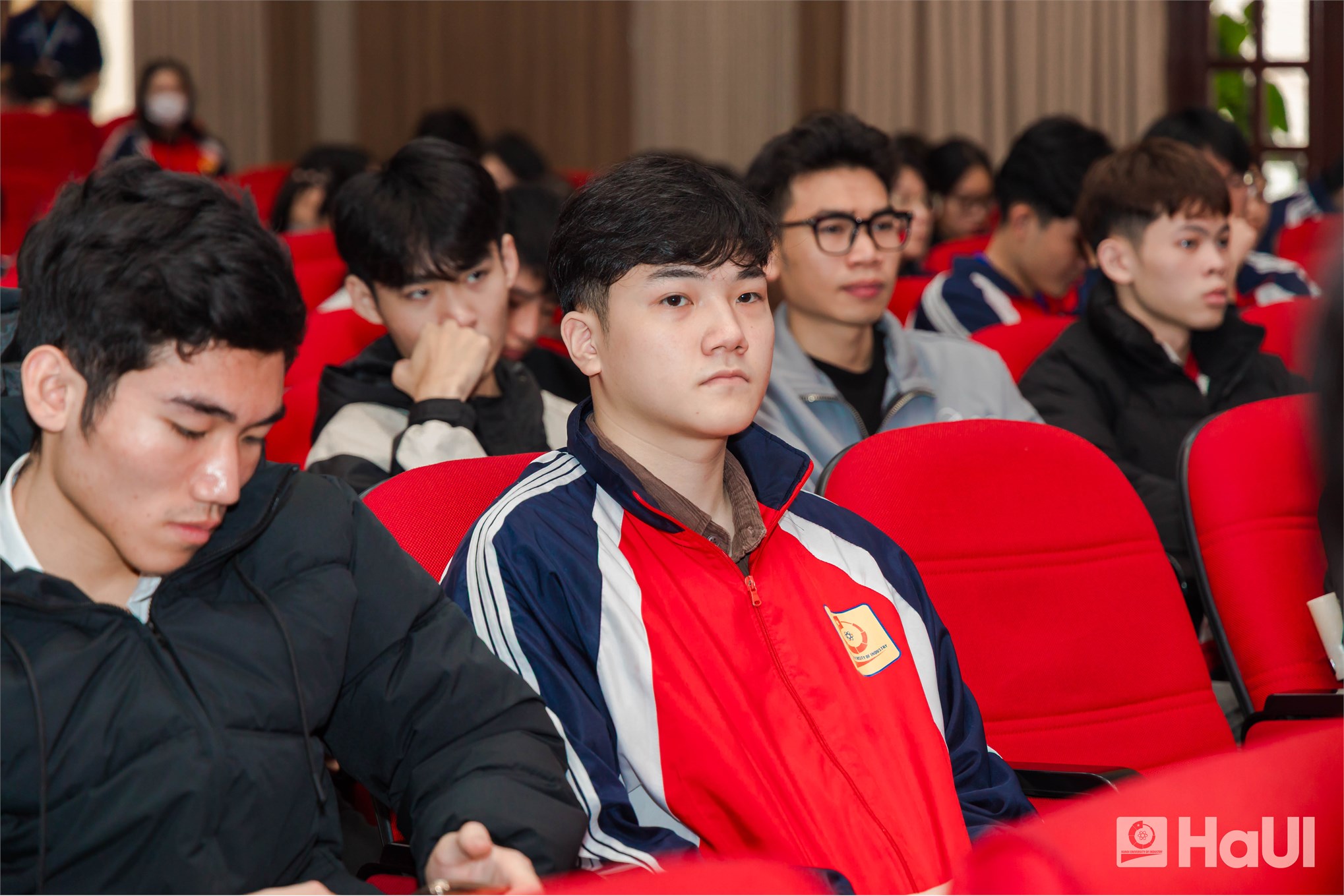 HaUI trao tặng 360 suất quà Tết trong chương trình “Xuân đoàn viên– Tết sum vầy” năm 2026