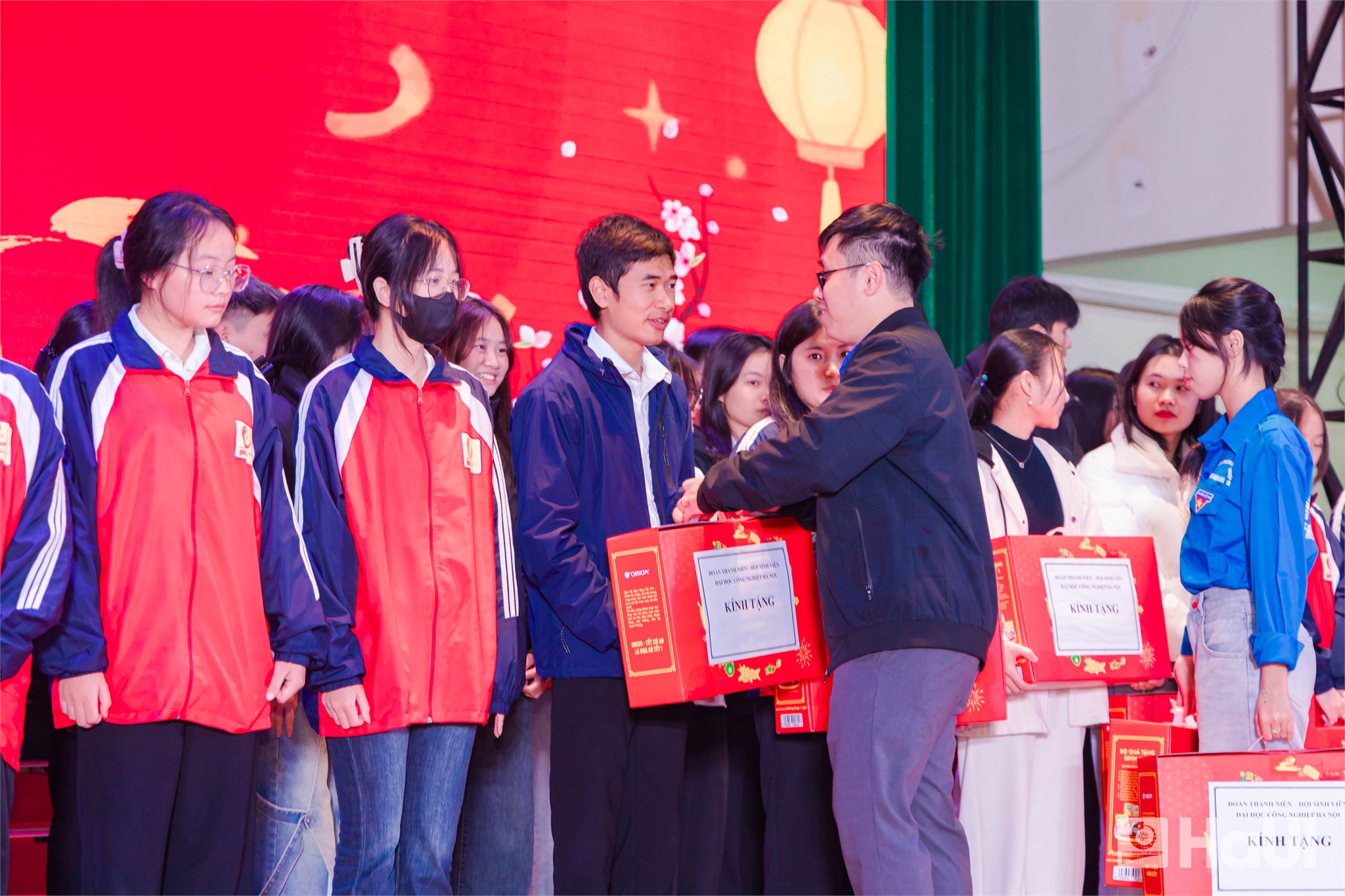 HaUI trao tặng 360 suất quà Tết trong chương trình “Xuân đoàn viên– Tết sum vầy” năm 2026