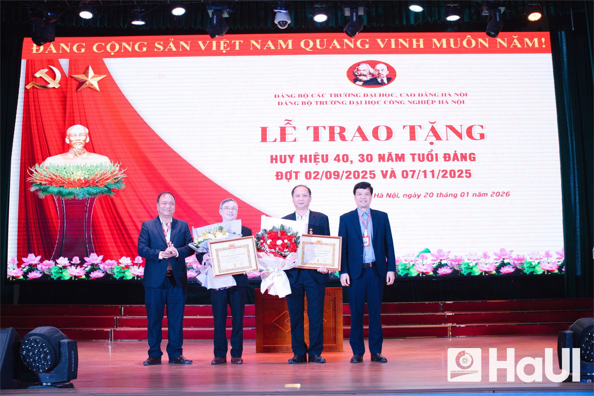 Trao tặng Huy hiệu 40, 30 năm tuổi Đảng; trao Giấy khen cho đảng viên “Hoàn thành xuất sắc nhiệm vụ” 5 năm liền 2021-2025 và tổ chức Hội nghị tổng kết công tác Đảng năm 2025