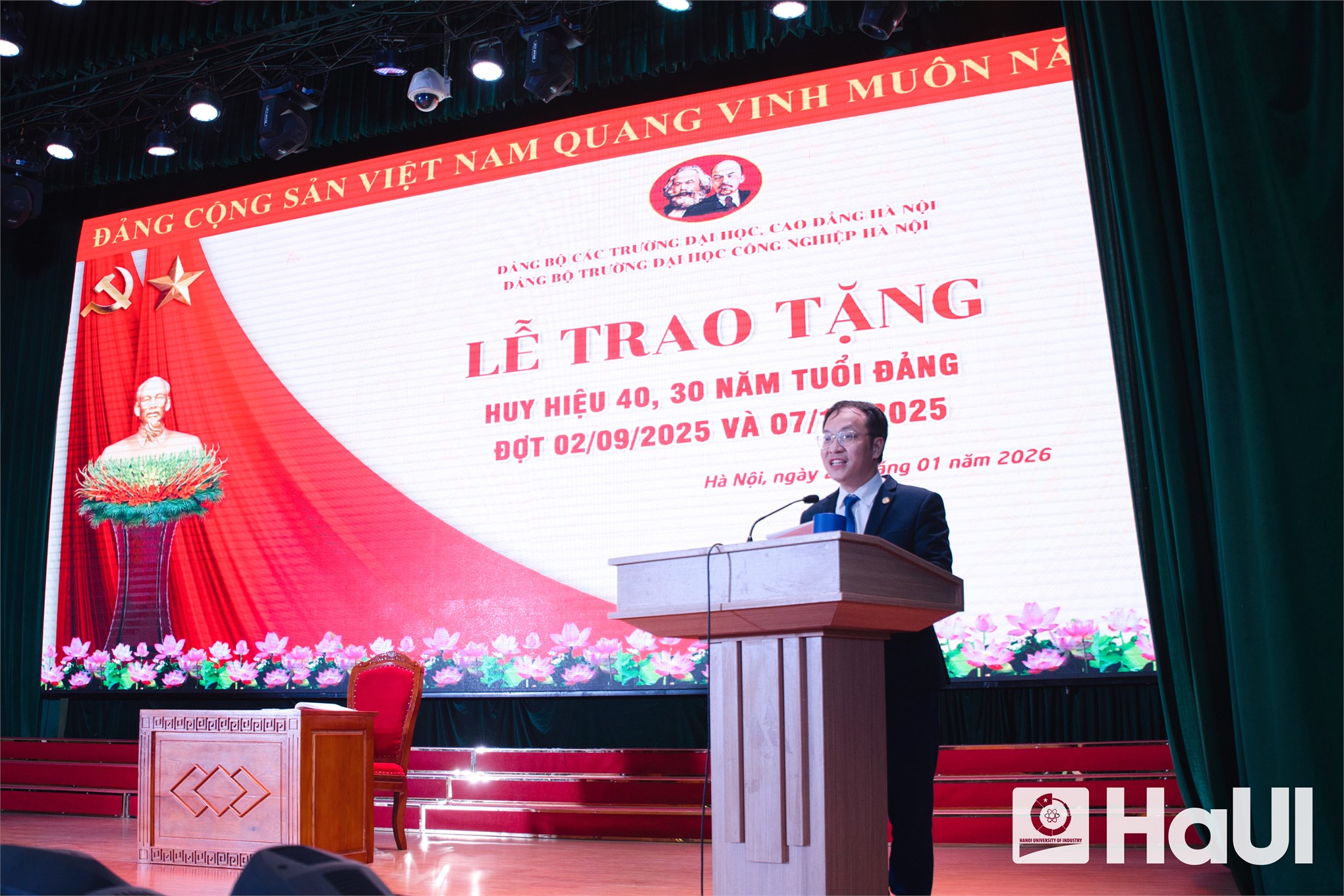Trao tặng Huy hiệu 40, 30 năm tuổi Đảng; trao Giấy khen cho đảng viên “Hoàn thành xuất sắc nhiệm vụ” 5 năm liền 2021-2025 và tổ chức Hội nghị tổng kết công tác Đảng năm 2025