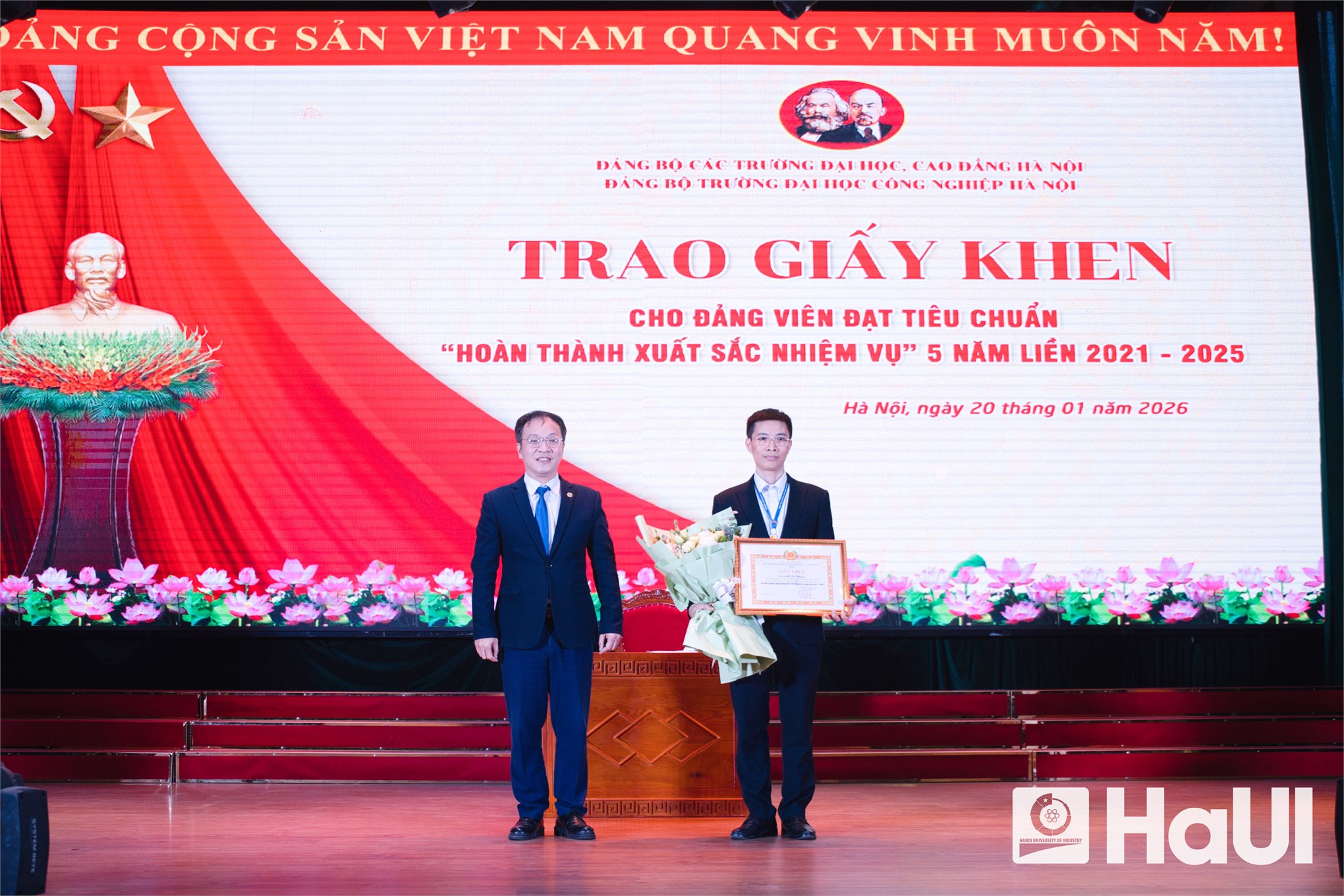 Trao tặng Huy hiệu 40, 30 năm tuổi Đảng; trao Giấy khen cho đảng viên “Hoàn thành xuất sắc nhiệm vụ” 5 năm liền 2021-2025 và tổ chức Hội nghị tổng kết công tác Đảng năm 2025