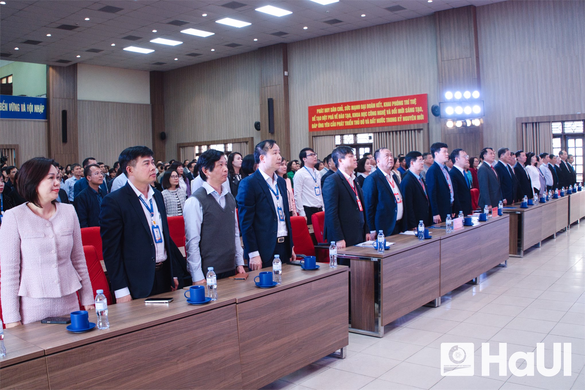 Trao tặng Huy hiệu 40, 30 năm tuổi Đảng; trao Giấy khen cho đảng viên “Hoàn thành xuất sắc nhiệm vụ” 5 năm liền 2021-2025 và tổ chức Hội nghị tổng kết công tác Đảng năm 2025