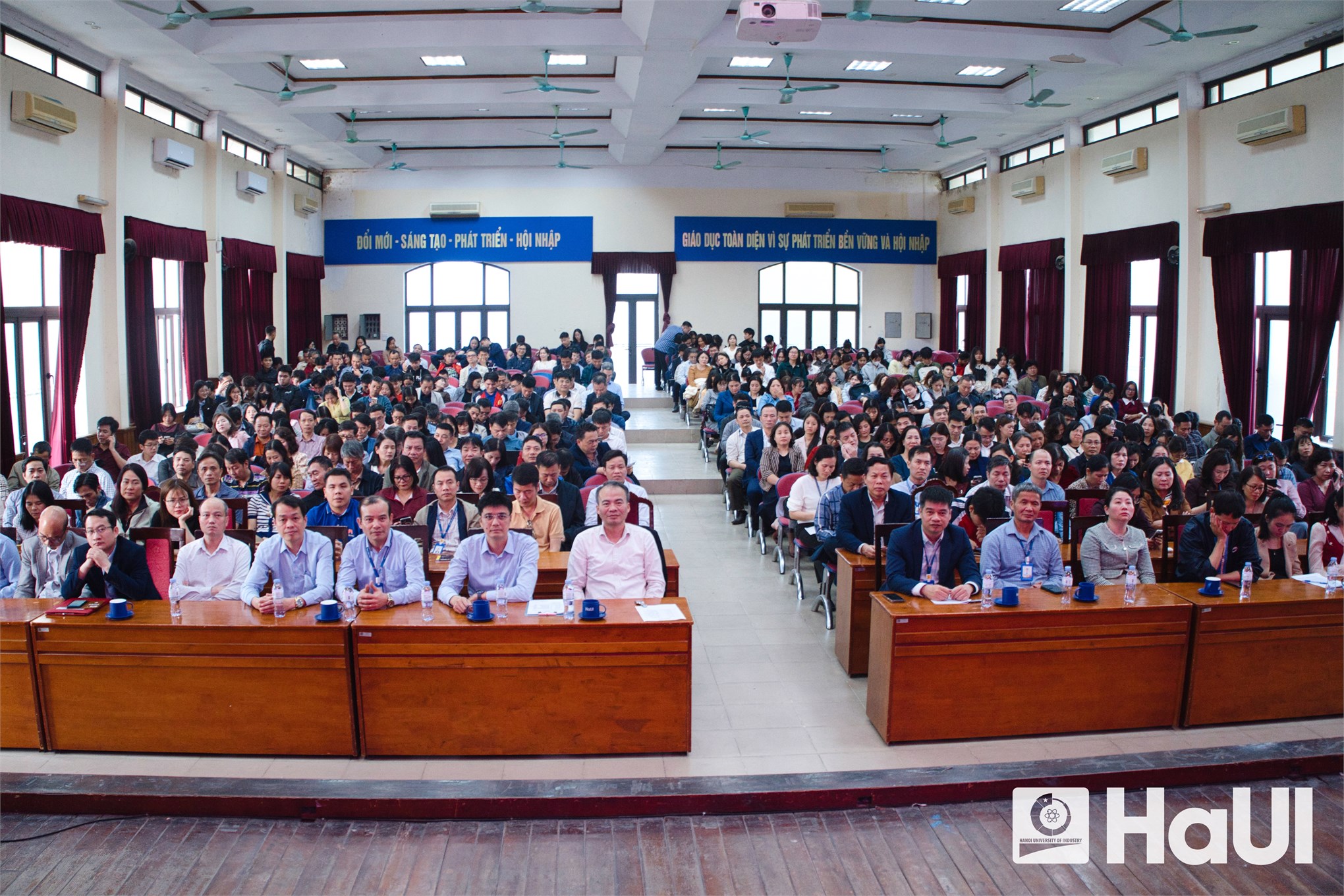 Trao tặng Huy hiệu 40, 30 năm tuổi Đảng; trao Giấy khen cho đảng viên “Hoàn thành xuất sắc nhiệm vụ” 5 năm liền 2021-2025 và tổ chức Hội nghị tổng kết công tác Đảng năm 2025