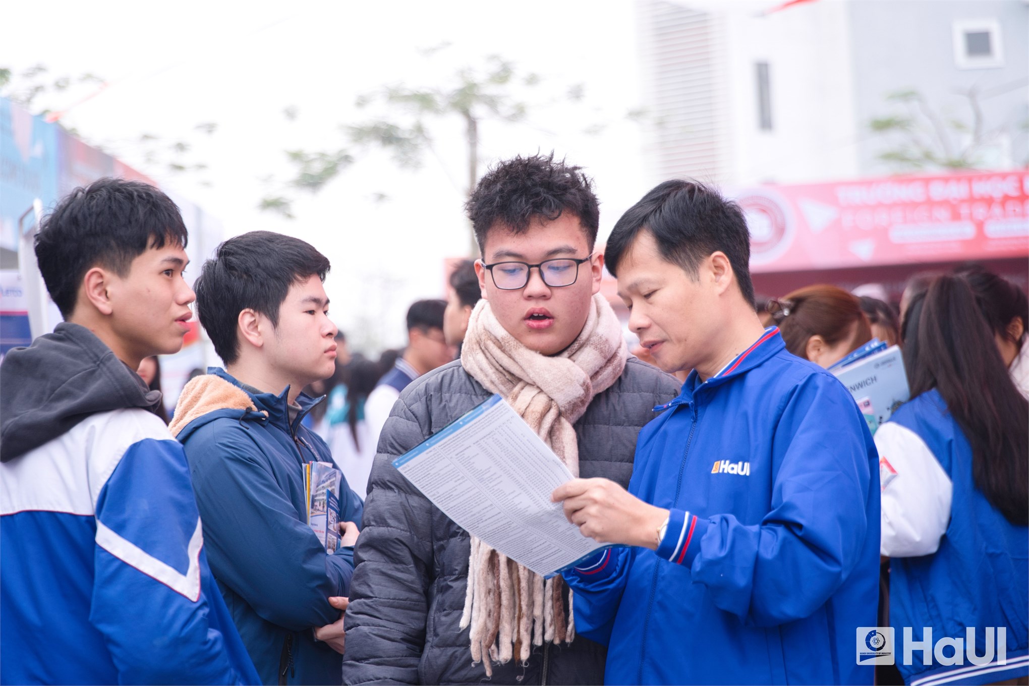 Đại học Công nghiệp Hà Nội tư vấn tuyển sinh – hướng nghiệp tại Phú Thọ và Ninh Bình