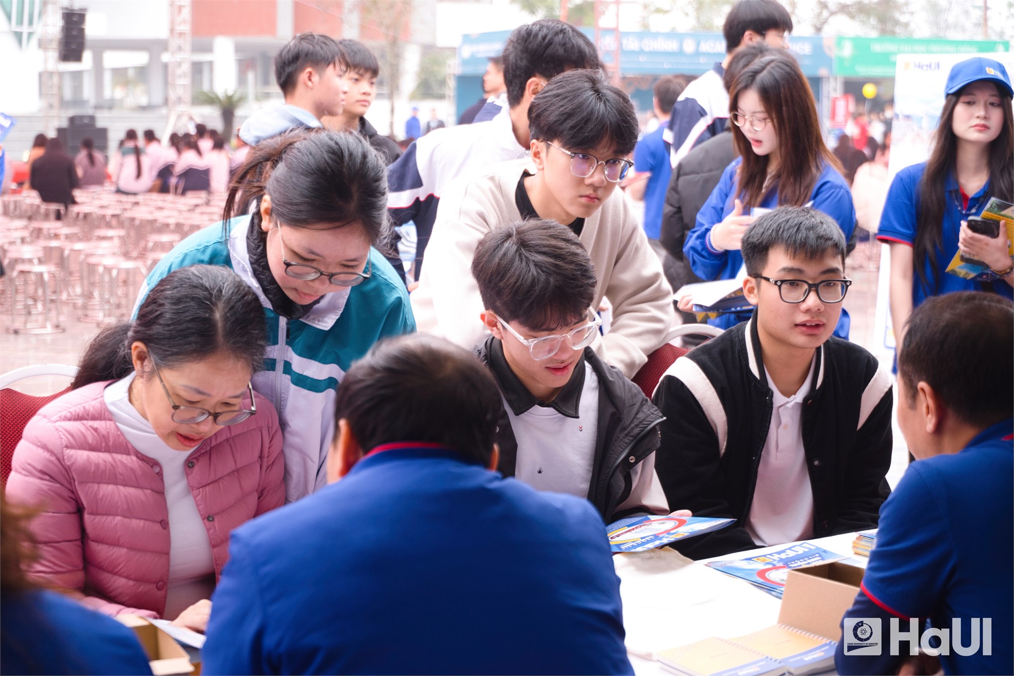 Đại học Công nghiệp Hà Nội tư vấn tuyển sinh – hướng nghiệp tại Phú Thọ và Ninh Bình