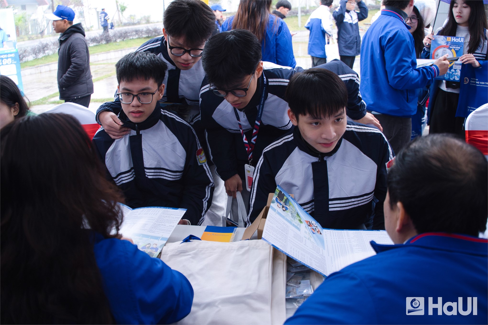 Đại học Công nghiệp Hà Nội tư vấn tuyển sinh – hướng nghiệp tại Phú Thọ và Ninh Bình