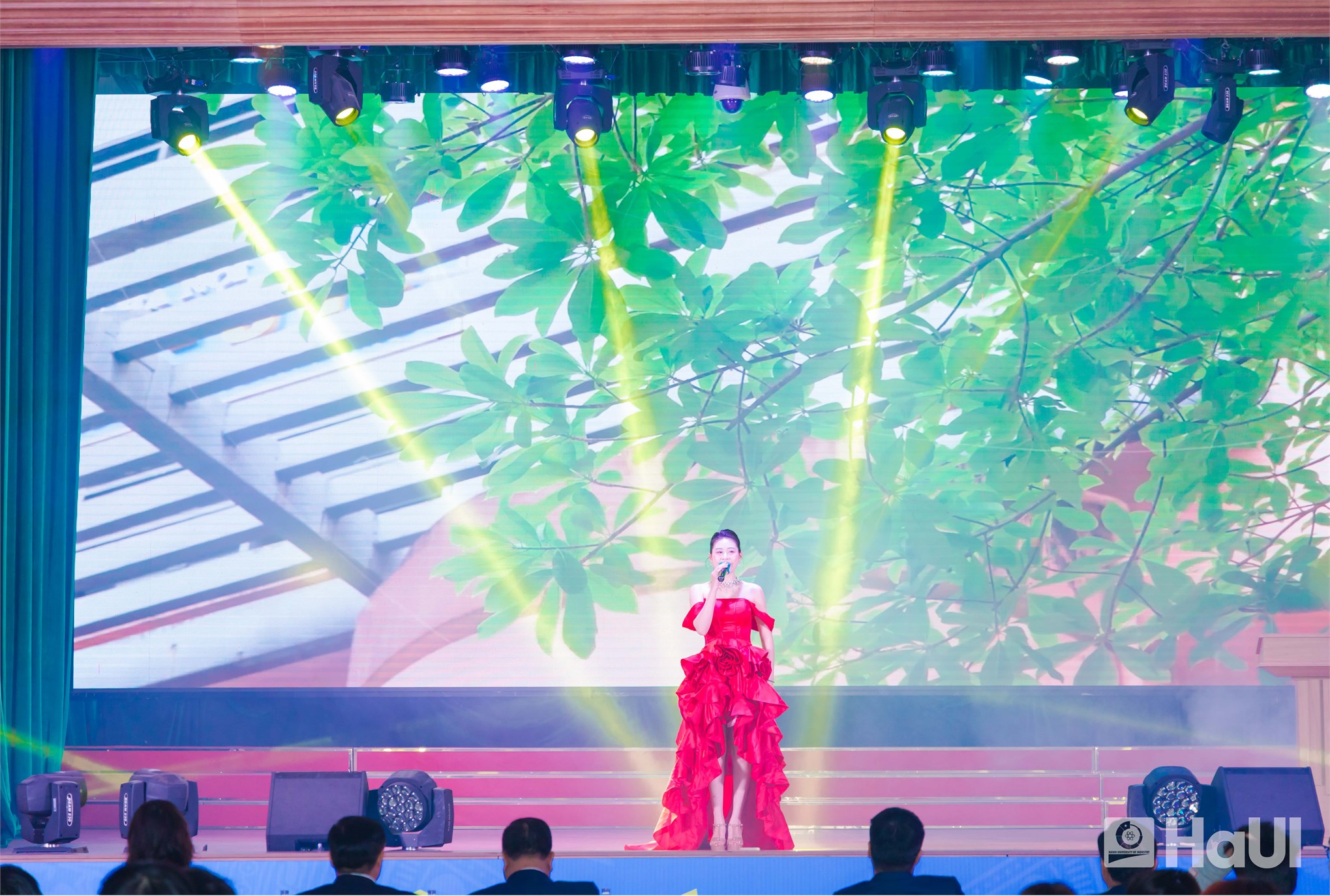 Đồng hành cùng sinh viên: HaUI tổng kết công tác sinh viên năm 2025, trao học bổng Nguyễn Thanh Bình và quà Tết 2026