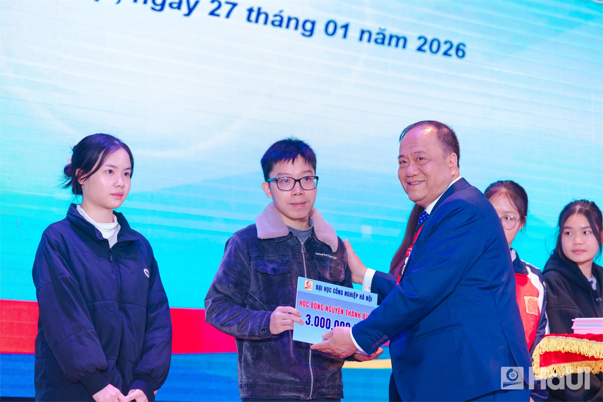 Đồng hành cùng sinh viên: HaUI tổng kết công tác sinh viên năm 2025, trao học bổng Nguyễn Thanh Bình và quà Tết 2026