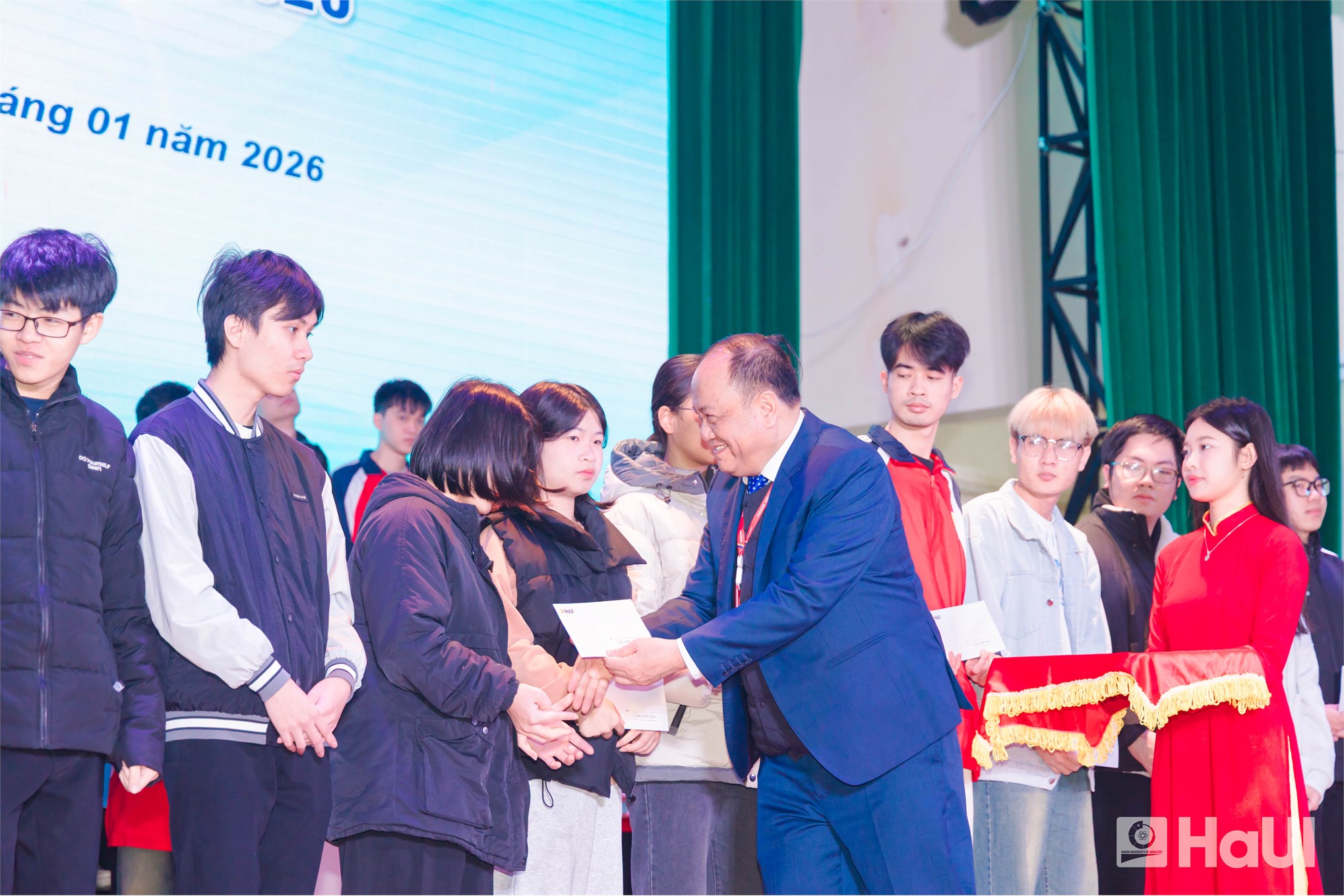 Đồng hành cùng sinh viên: HaUI tổng kết công tác sinh viên năm 2025, trao học bổng Nguyễn Thanh Bình và quà Tết 2026