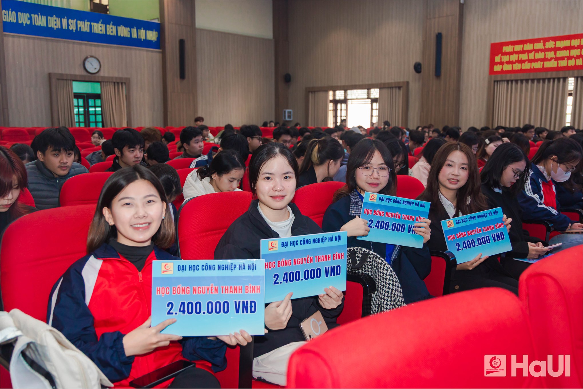 Đồng hành cùng sinh viên: HaUI tổng kết công tác sinh viên năm 2025, trao học bổng Nguyễn Thanh Bình và quà Tết 2026