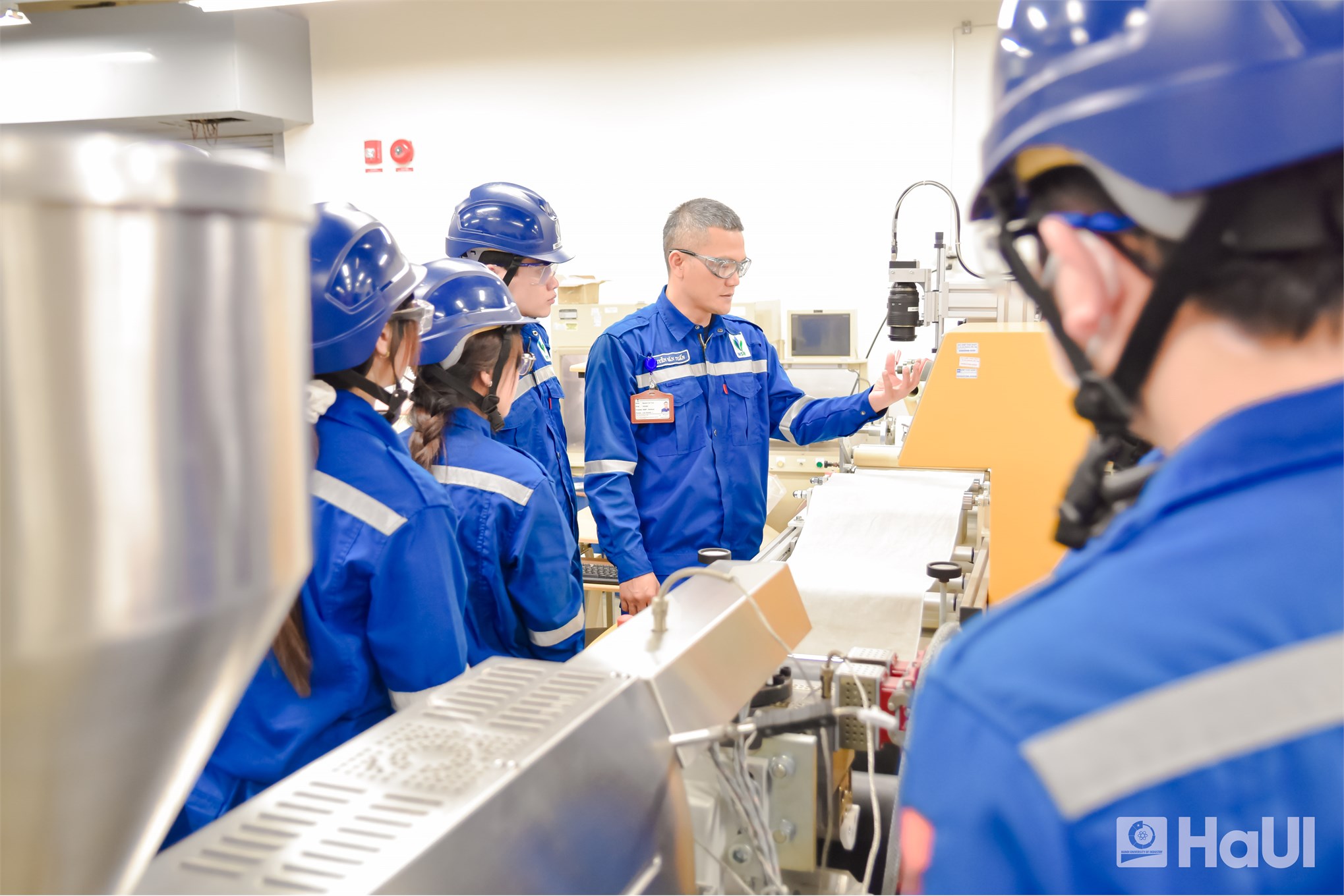 Sinh viên Kỹ thuật Hóa dầu HaUI trải nghiệm thực tế tại các công trình dầu khí trọng điểm