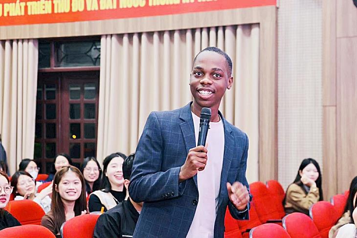 [tuoitre] Sinh viên quốc tế chọn giảng đường Việt Nam - Kỳ 4: Bất ngờ với học bài, chạy deadline ở quán cà phê