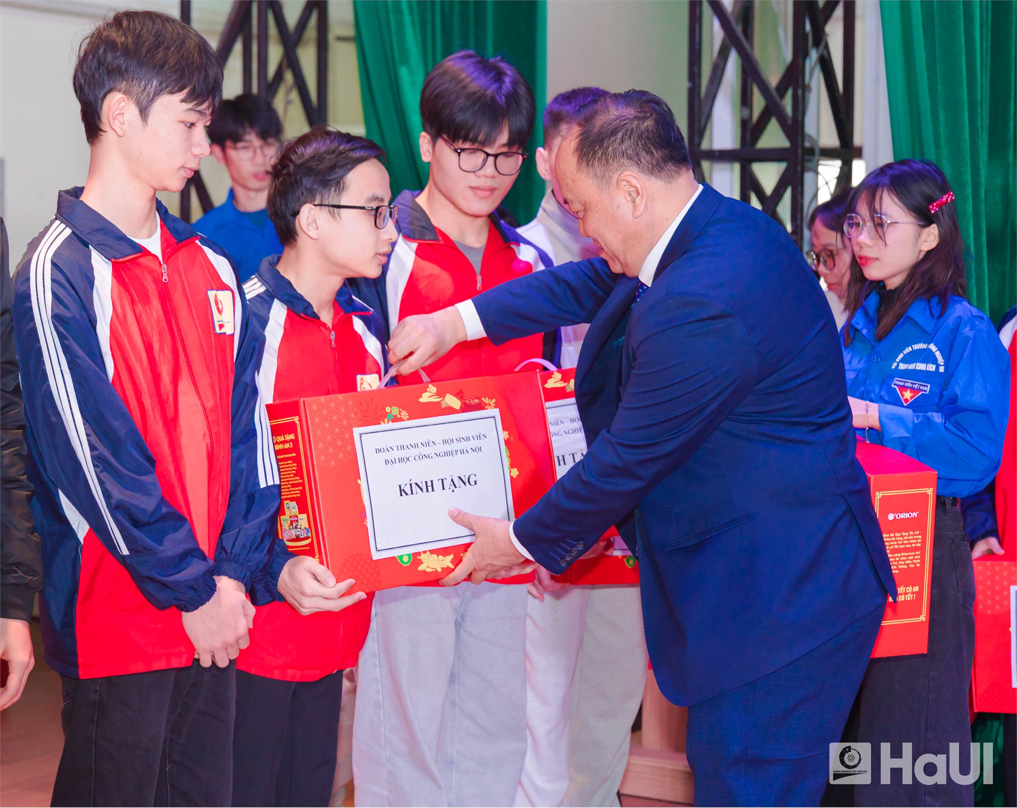 Vị thế mới, khí thế mới: Bản hòa ca Xuân ấm áp gõ cửa Đại học Công nghiệp Hà Nội