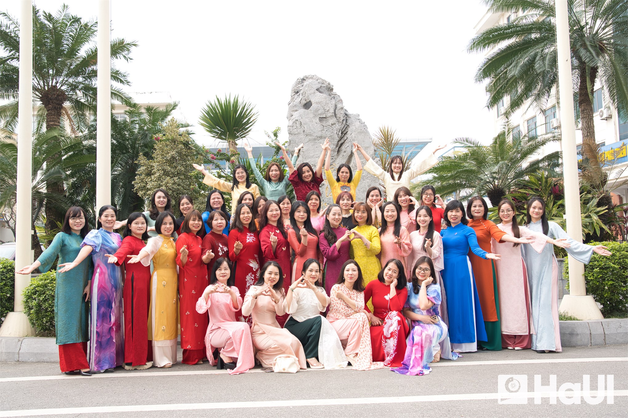 Khúc giao mùa tháng 3 - Sắc áo dài rực rỡ HaUI