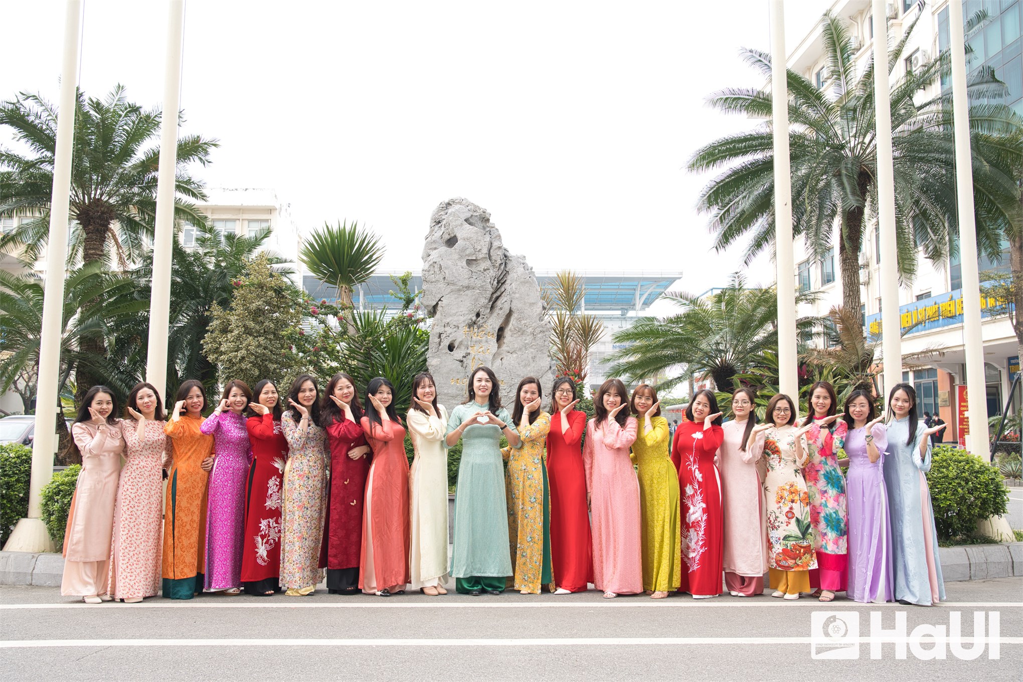 Khúc giao mùa tháng 3 - Sắc áo dài rực rỡ HaUI