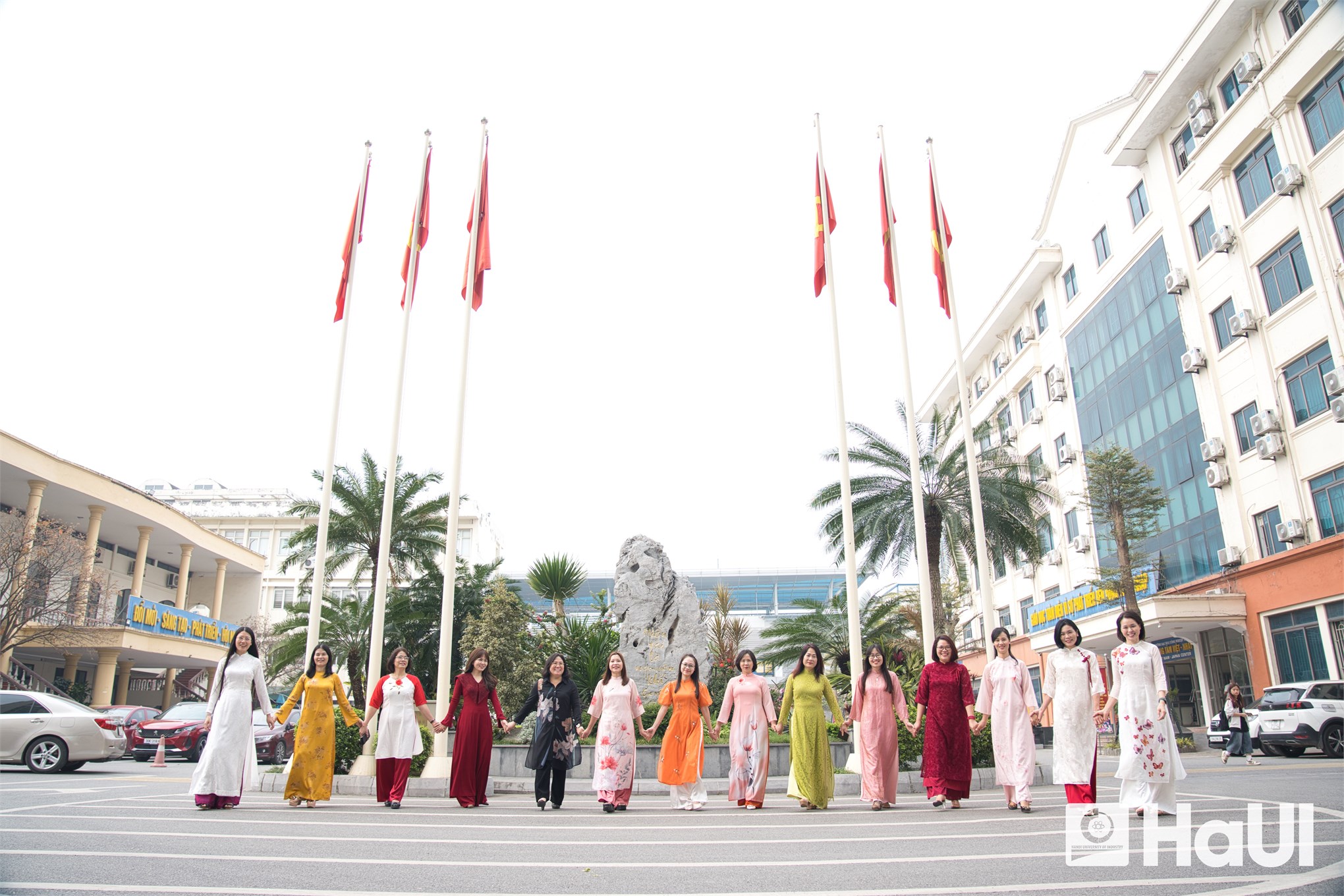 Khúc giao mùa tháng 3 - Sắc áo dài rực rỡ HaUI