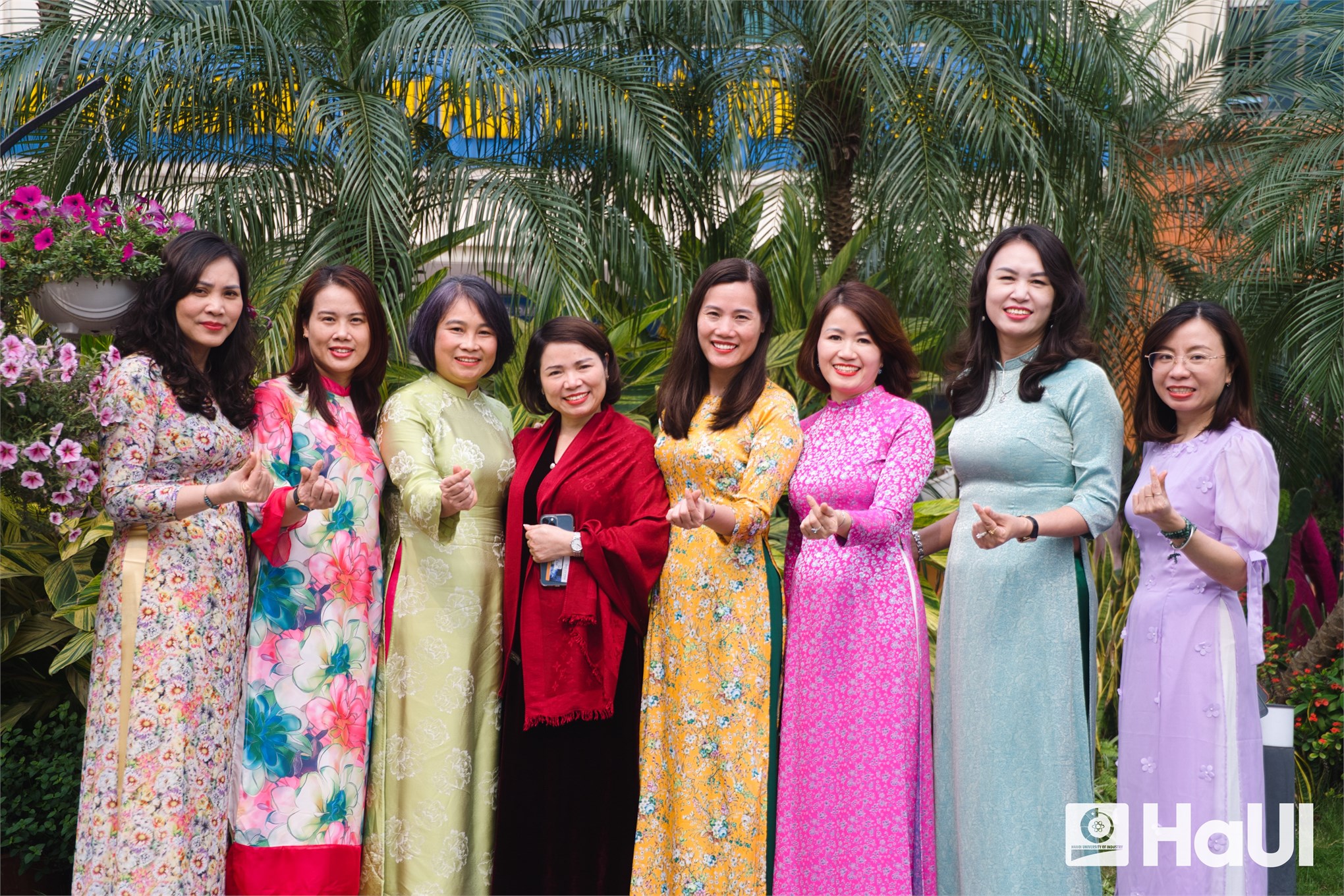 Khúc giao mùa tháng 3 - Sắc áo dài rực rỡ HaUI